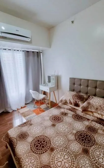 Bed in Great View 1 BR Condo in Makati near Trident Tower