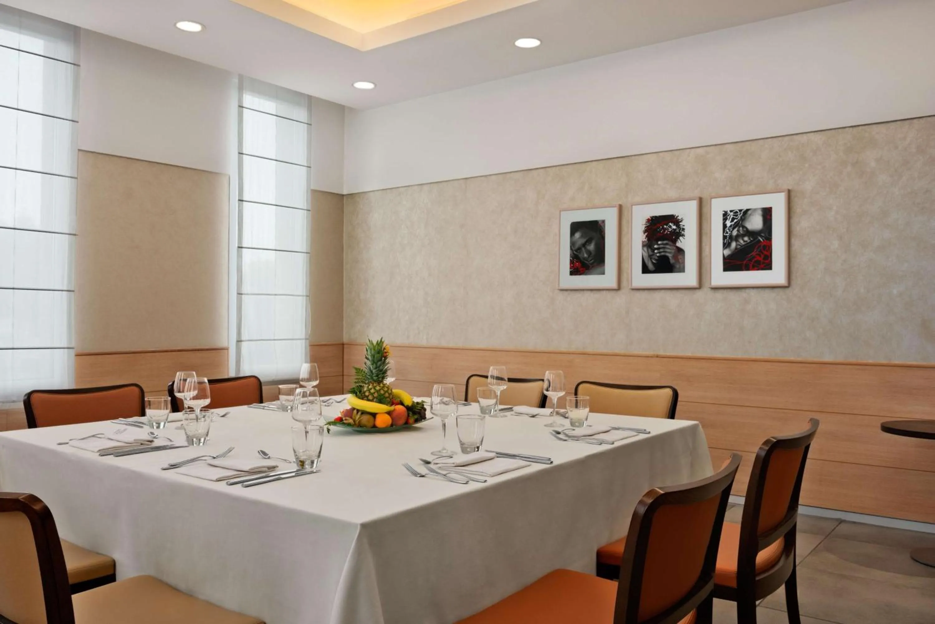 Restaurant/places to eat in Hilton Garden Inn Rome Airport