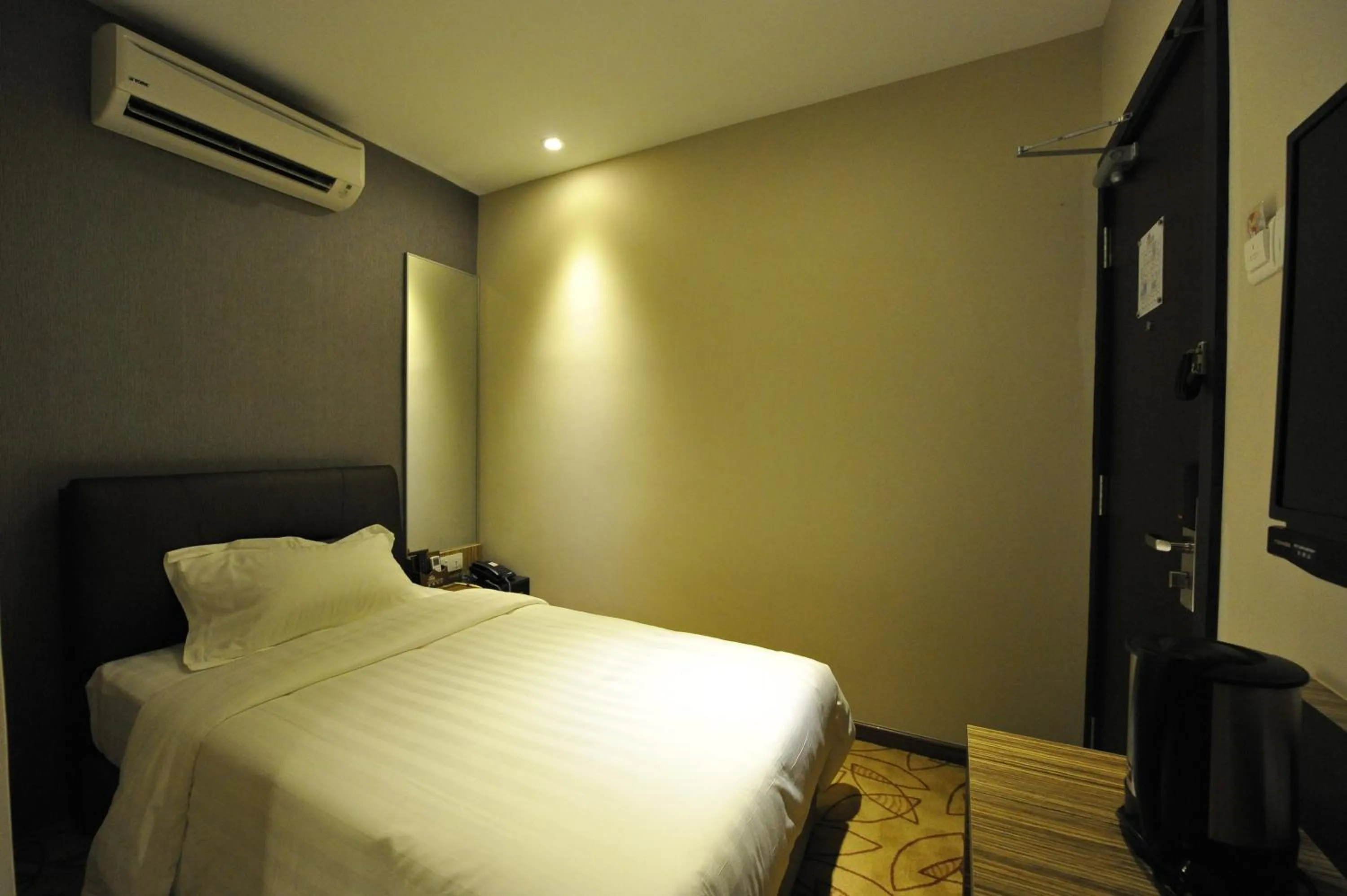 Photo of the whole room, Bed in Milano Hotel