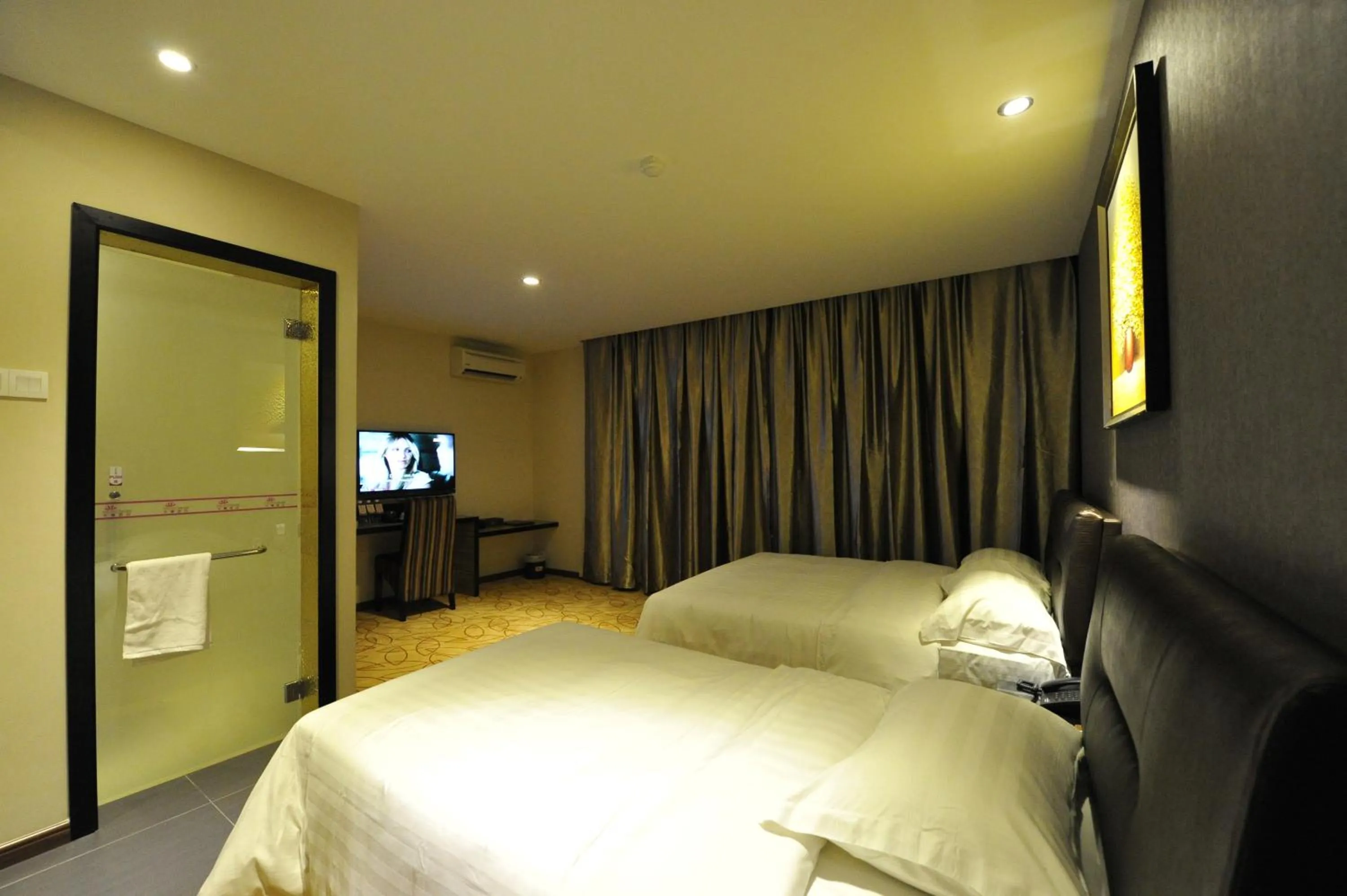Photo of the whole room, Bed in Milano Hotel