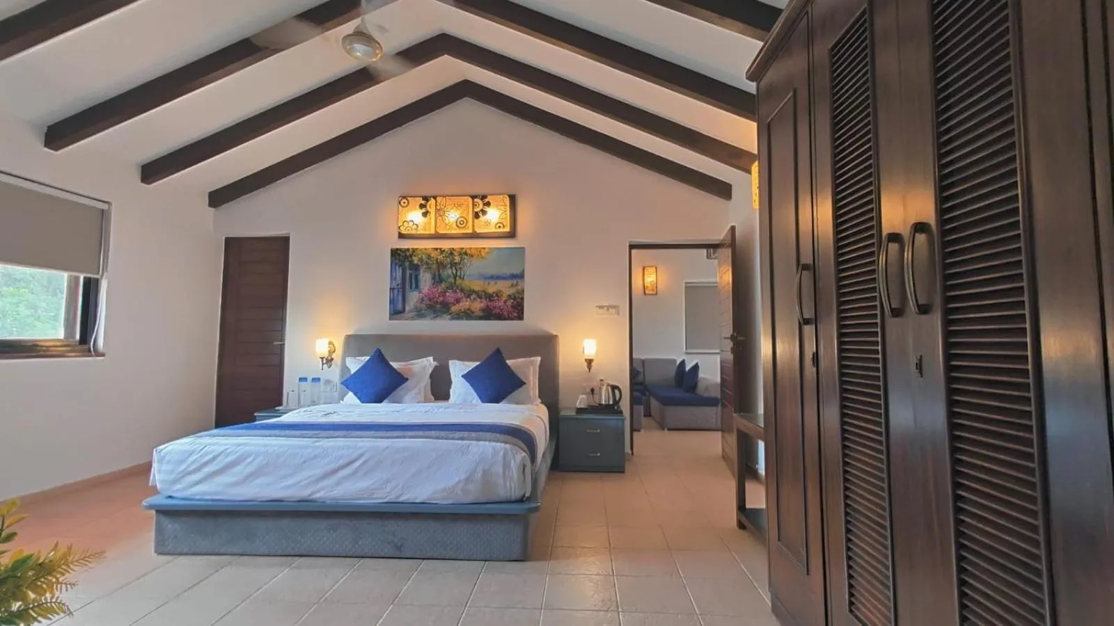 Photo of the whole room, Bed in La Sunila suites Baga by WSI