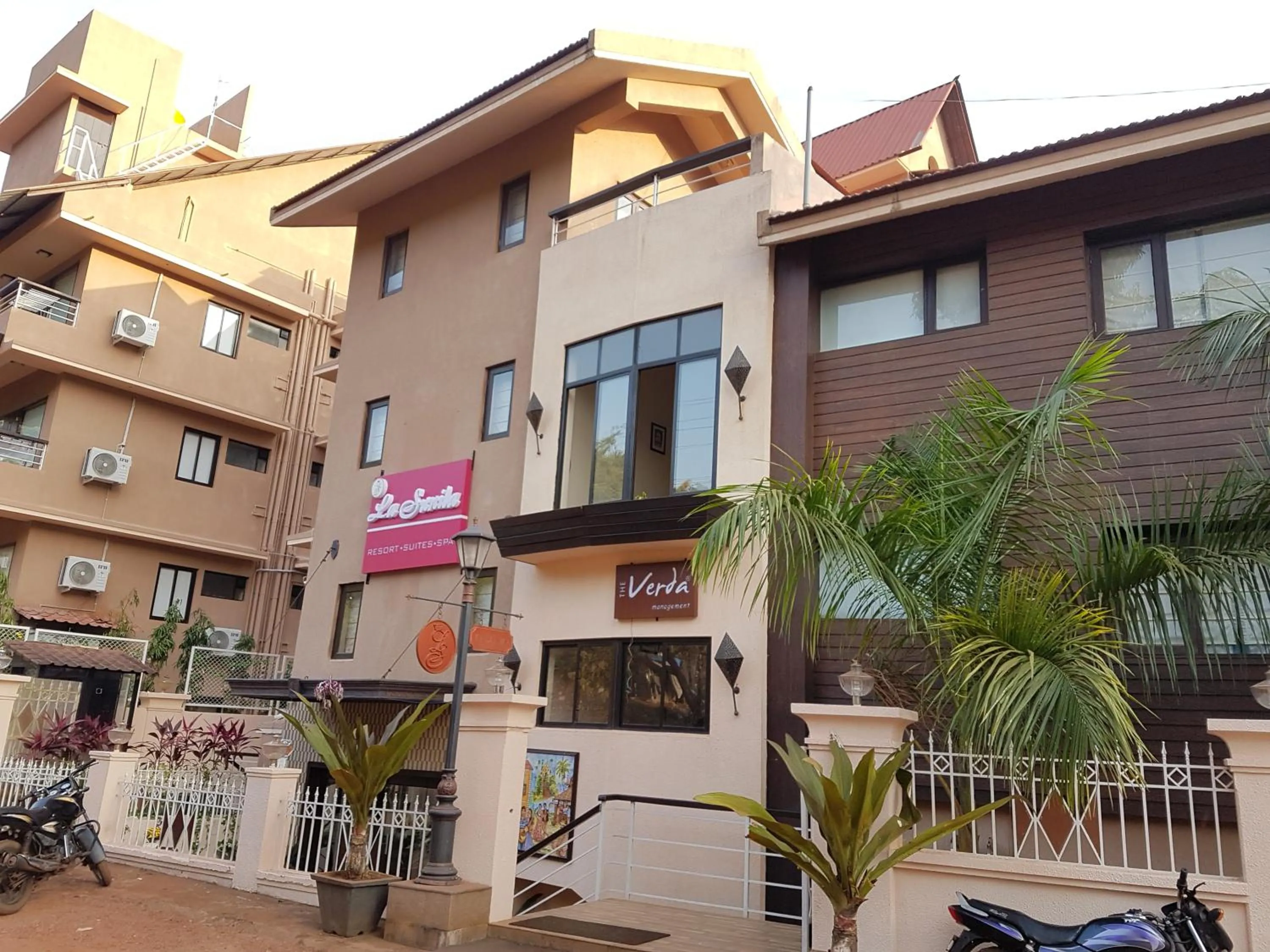 Facade/entrance in La Sunila suites Baga by WSI