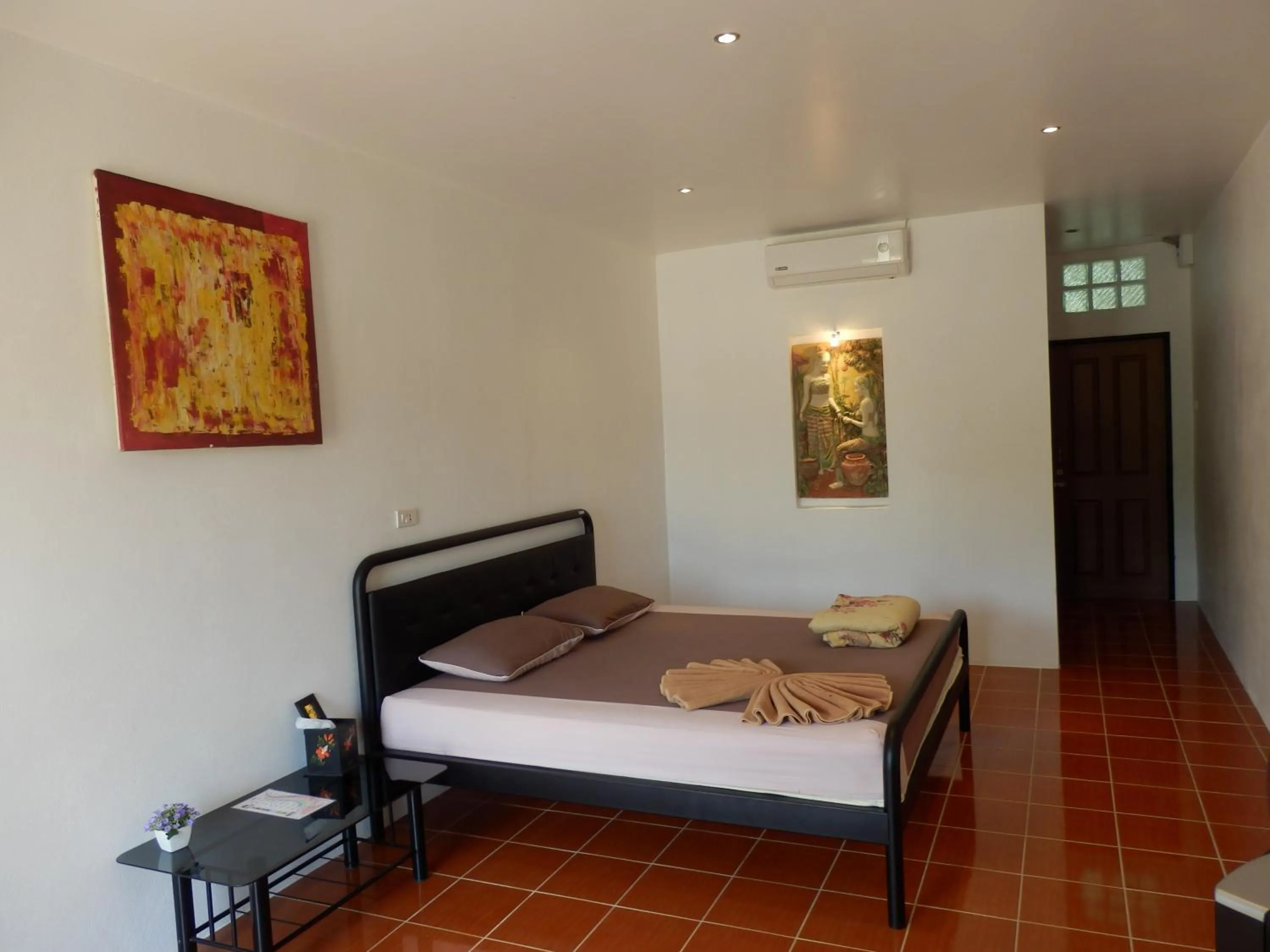 Photo of the whole room, Bed in Kevin Resort