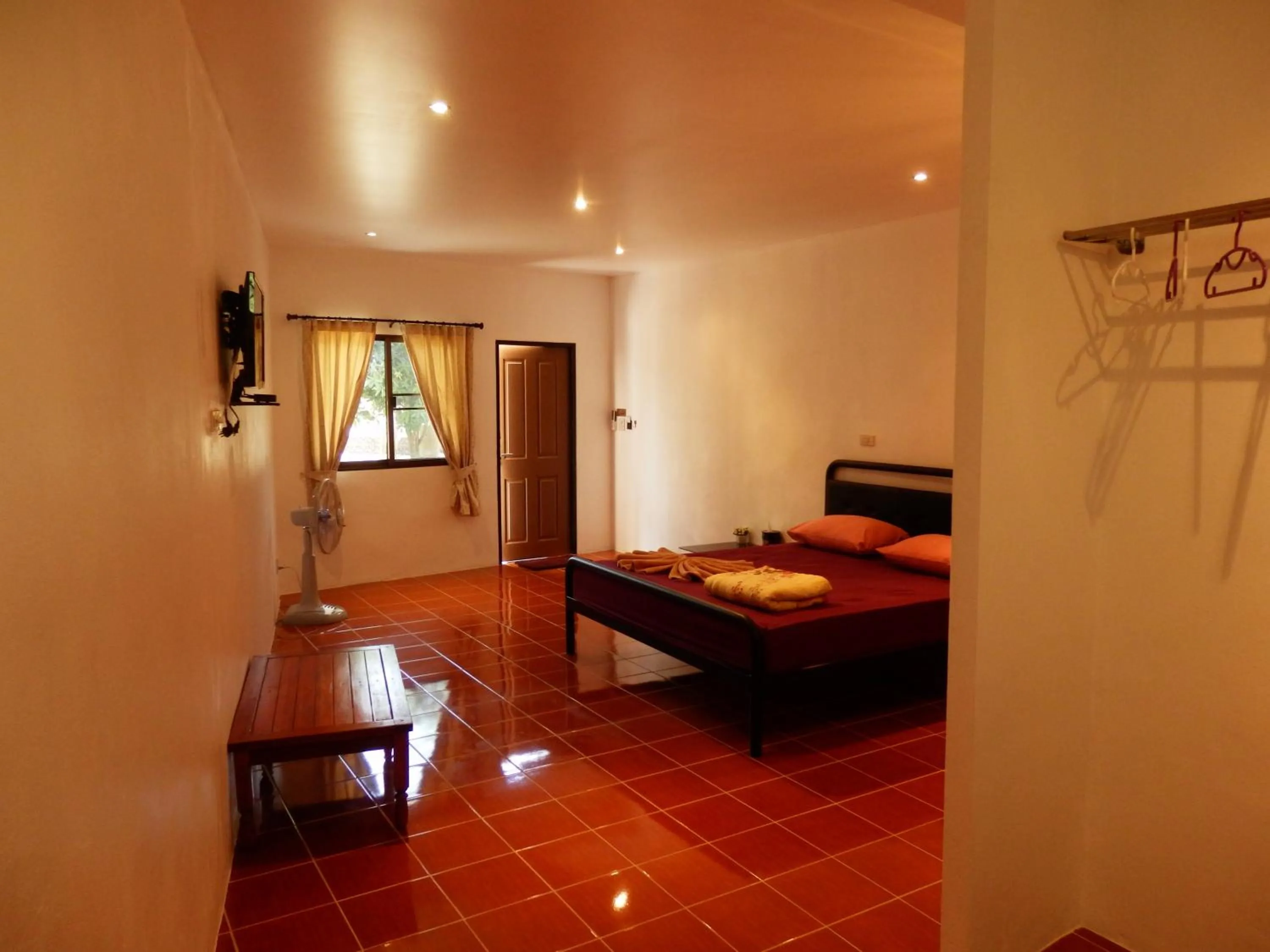 Photo of the whole room, Bed in Kevin Resort