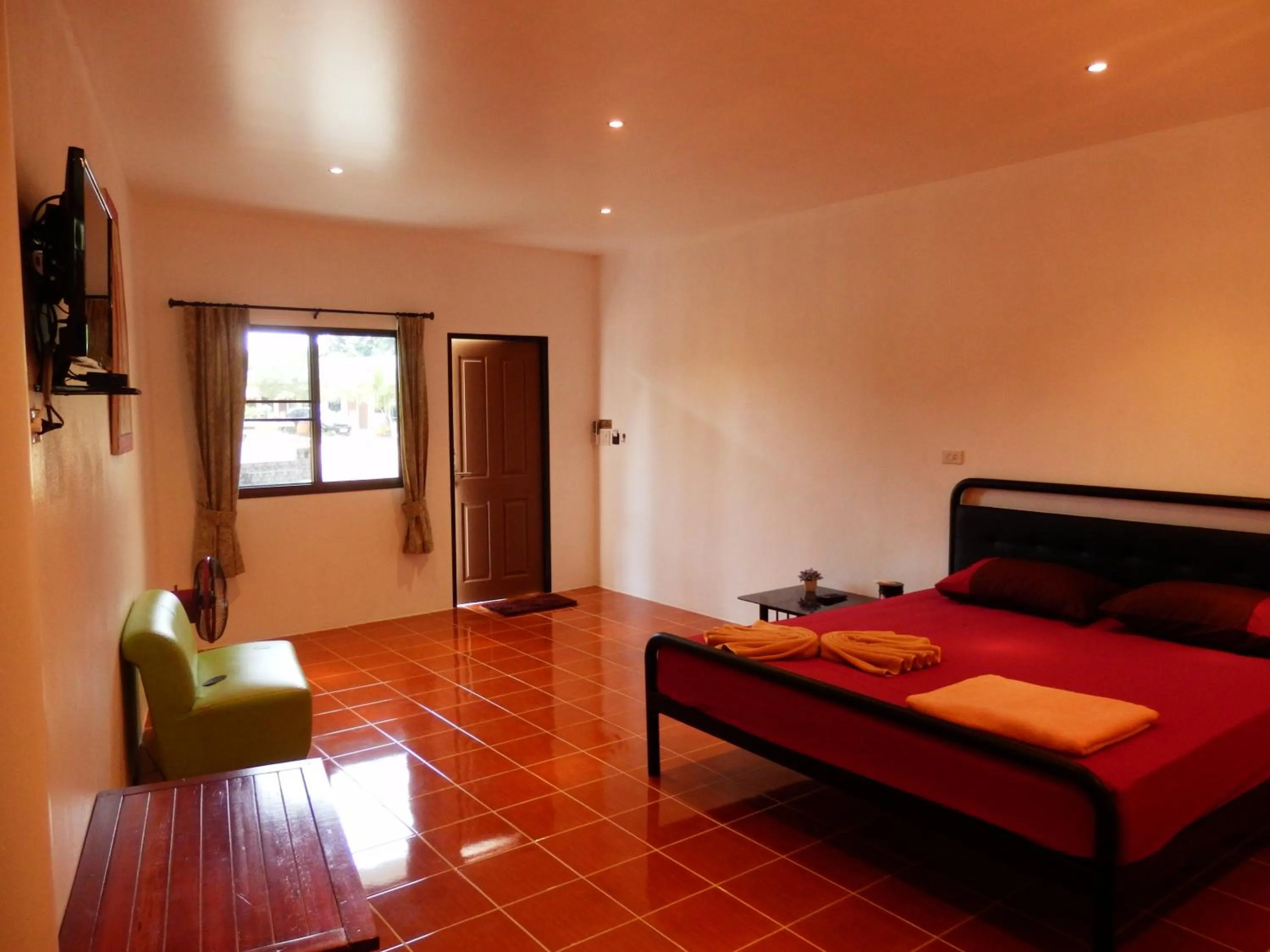 Photo of the whole room, Bed in Kevin Resort