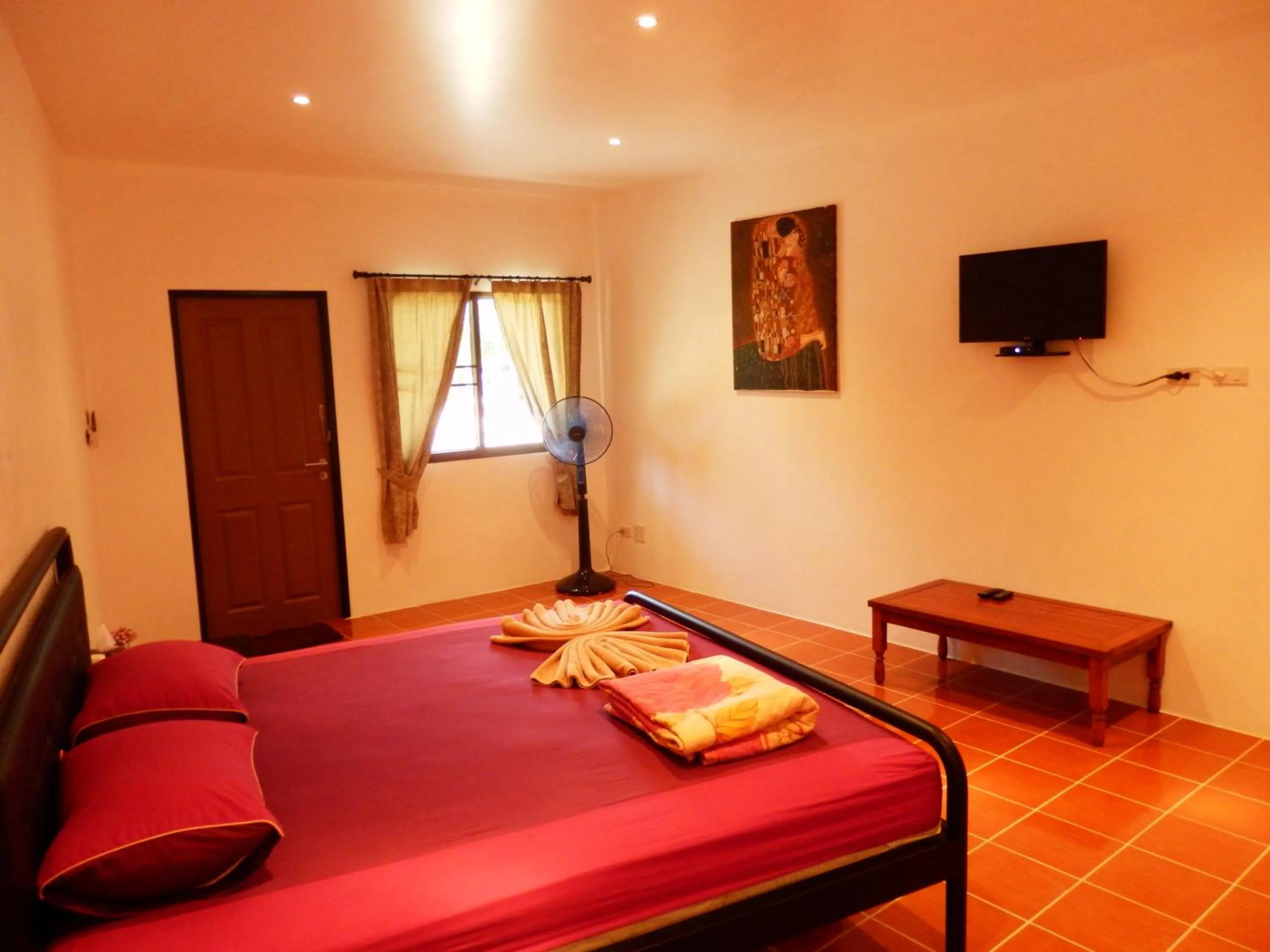 Photo of the whole room, Bed in Kevin Resort