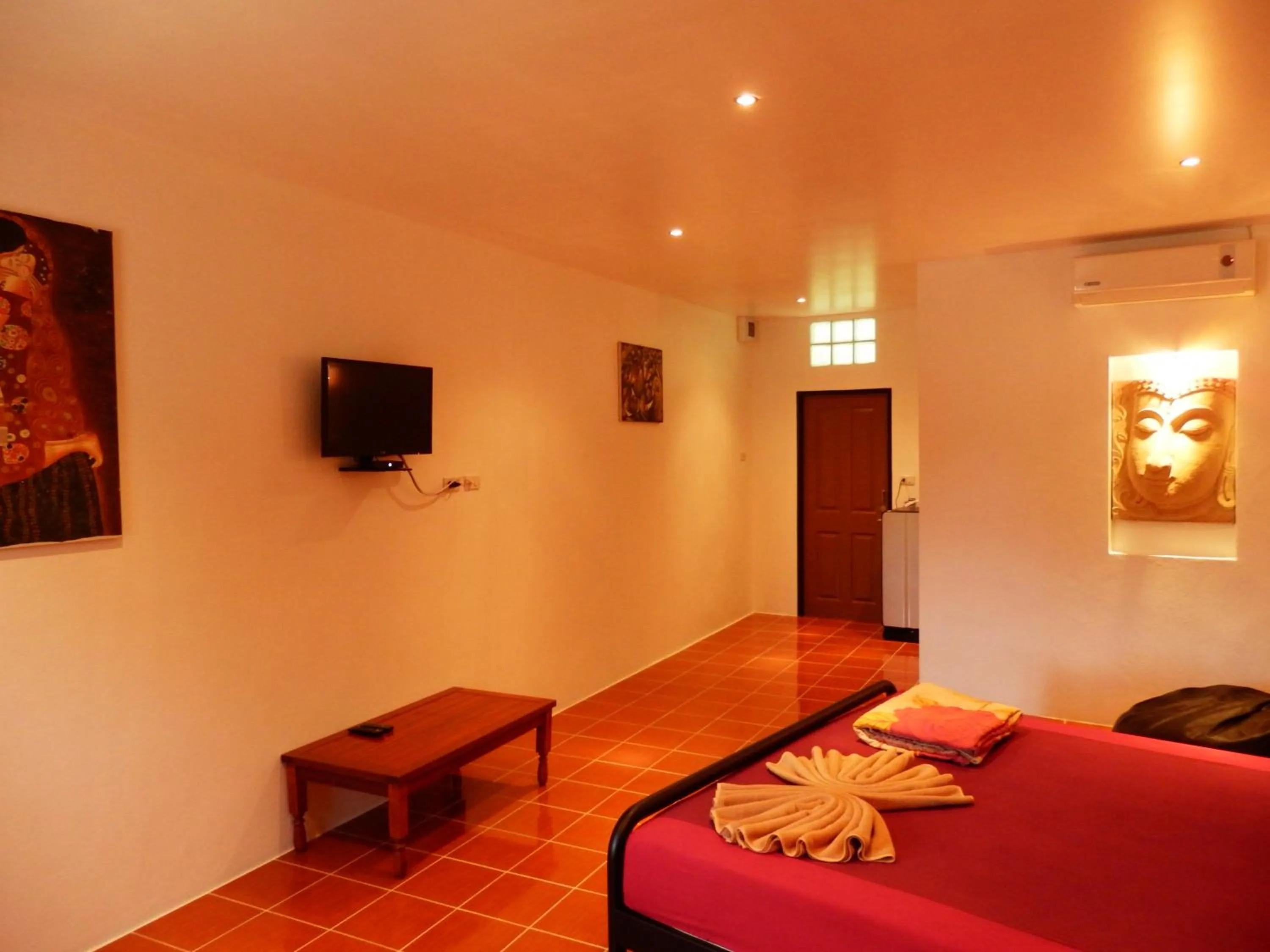 Photo of the whole room, Bed in Kevin Resort