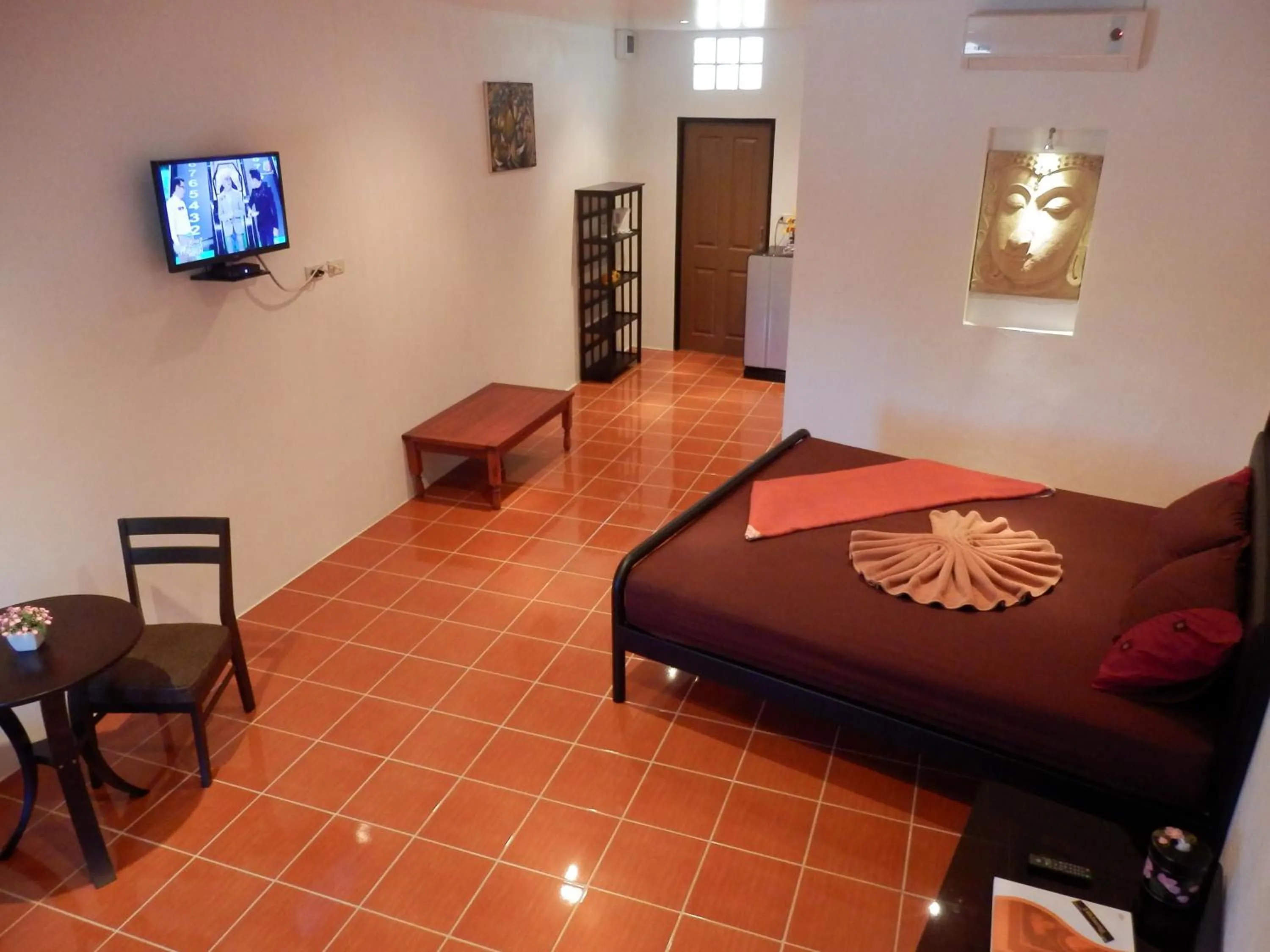 Photo of the whole room, Bed in Kevin Resort