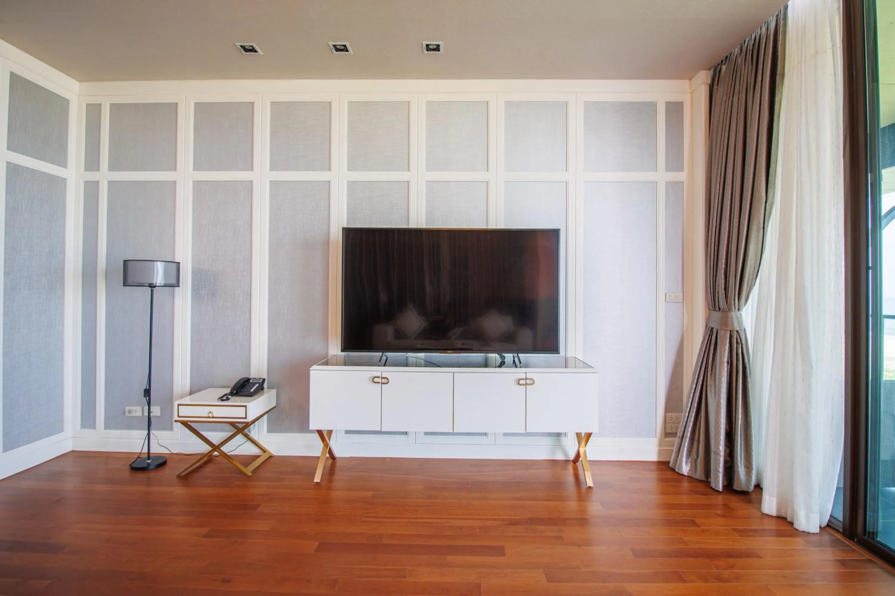 TV and multimedia in Sea Sand Sun Hua Hin by JC Kevin Hotel & Resort