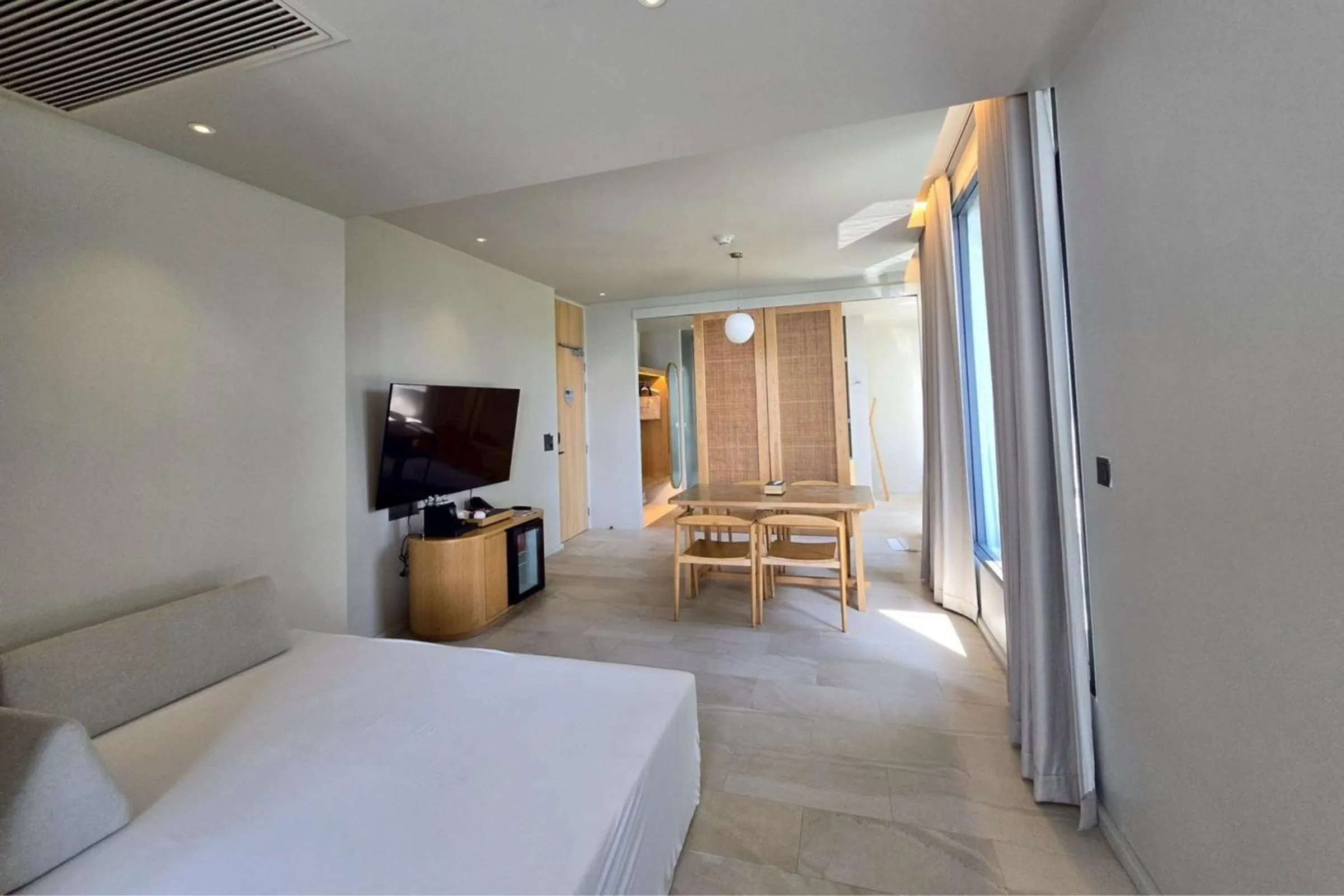 Living room, Bed in Mercure Rayong Lomtalay Villas & Resort