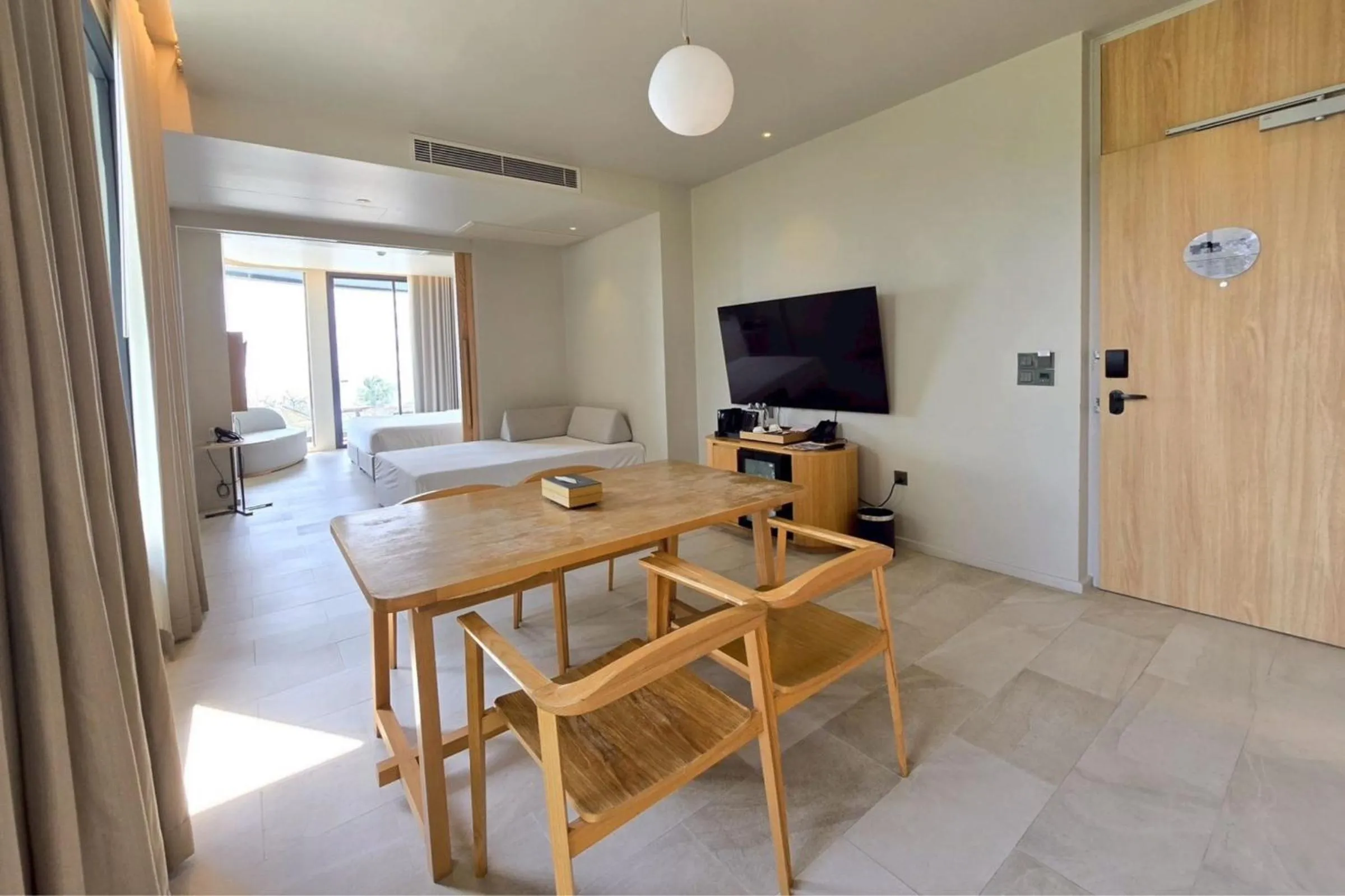 Dining area, Bed in Mercure Rayong Lomtalay Villas & Resort