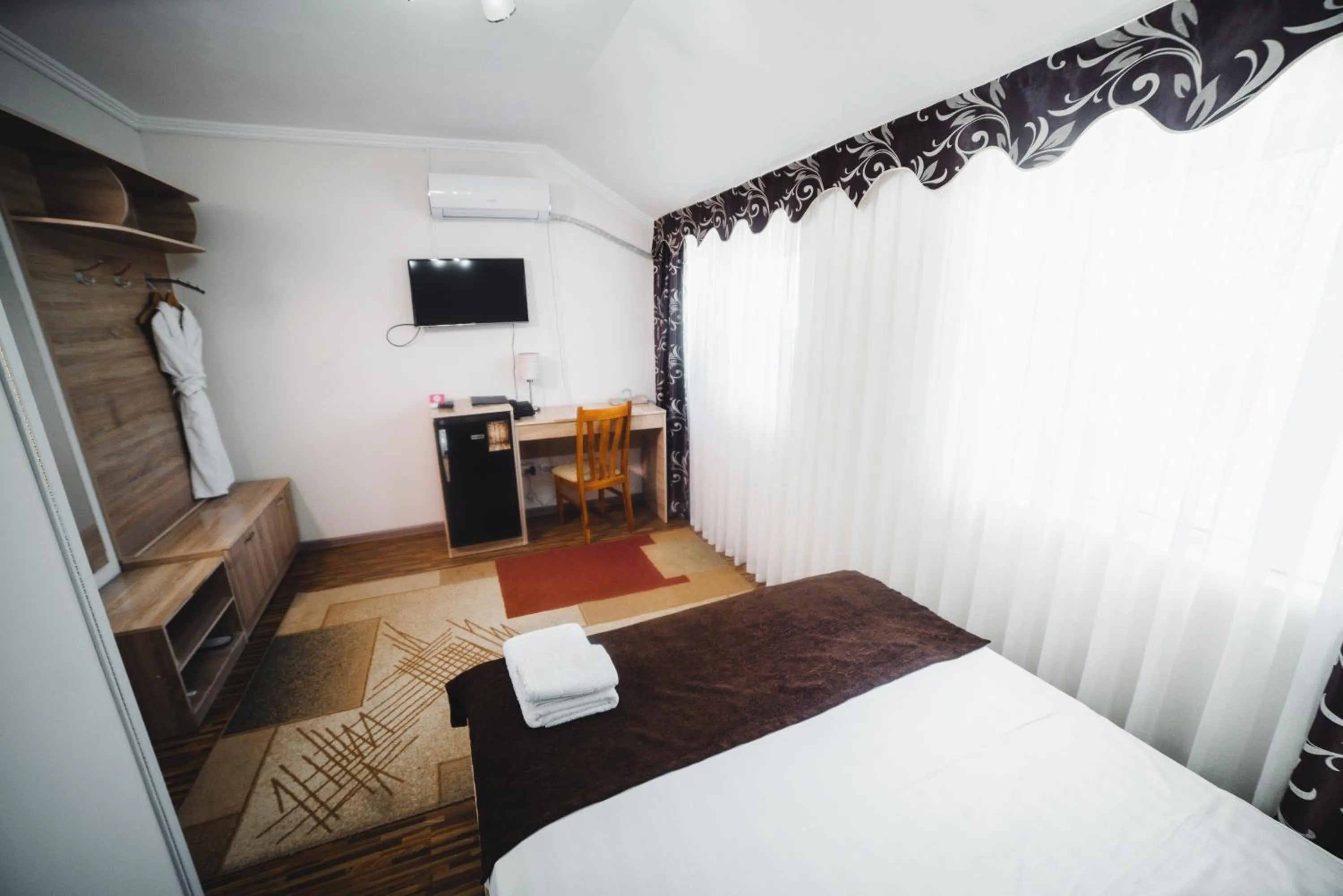 Photo of the whole room, Bed in Sunrise Osh