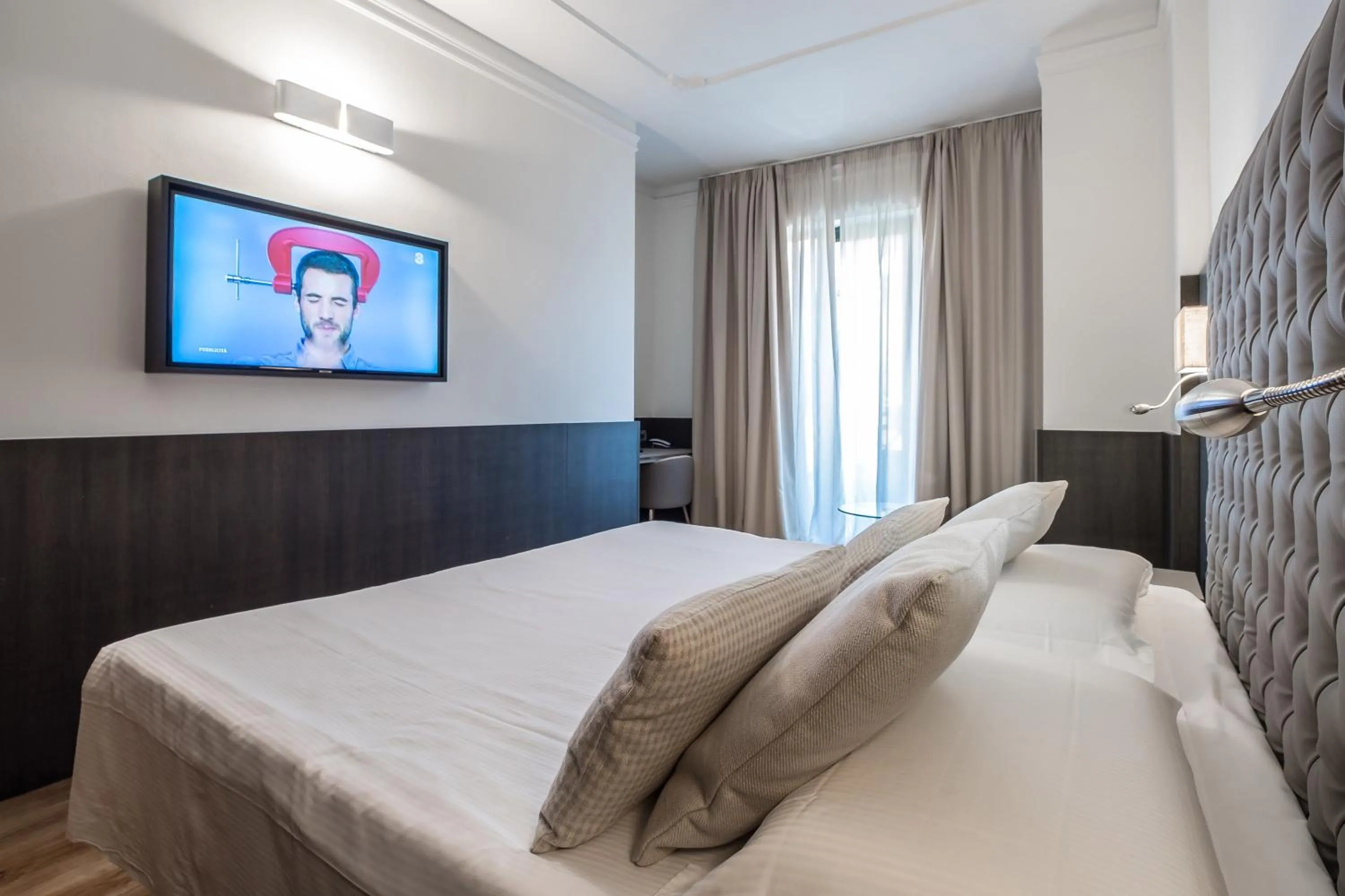 Photo of the whole room, Bed in Hotel Mythos