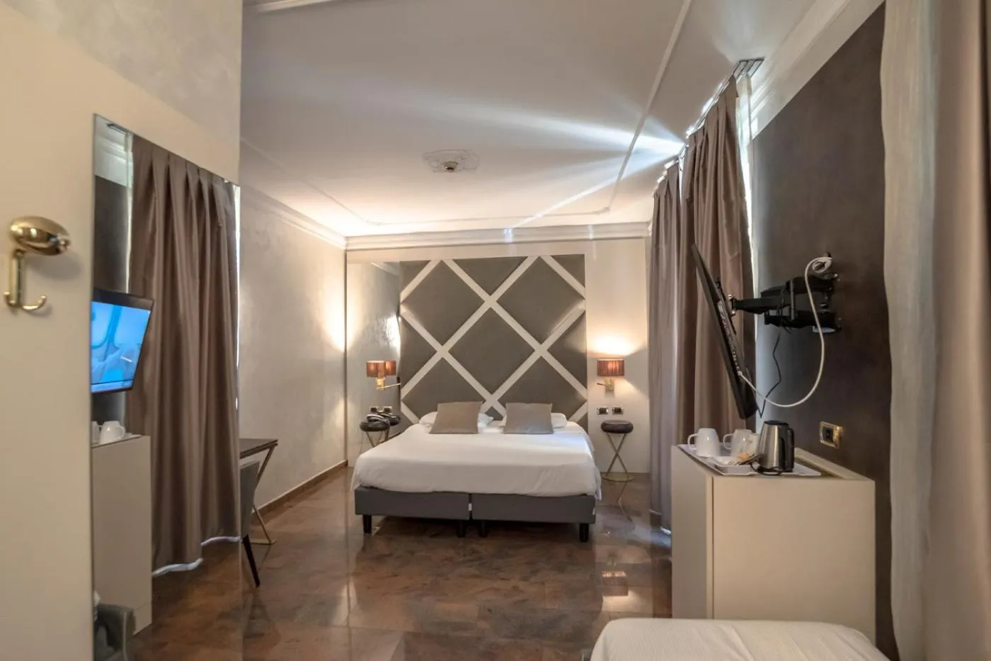 Photo of the whole room, Bed in Hotel Mythos