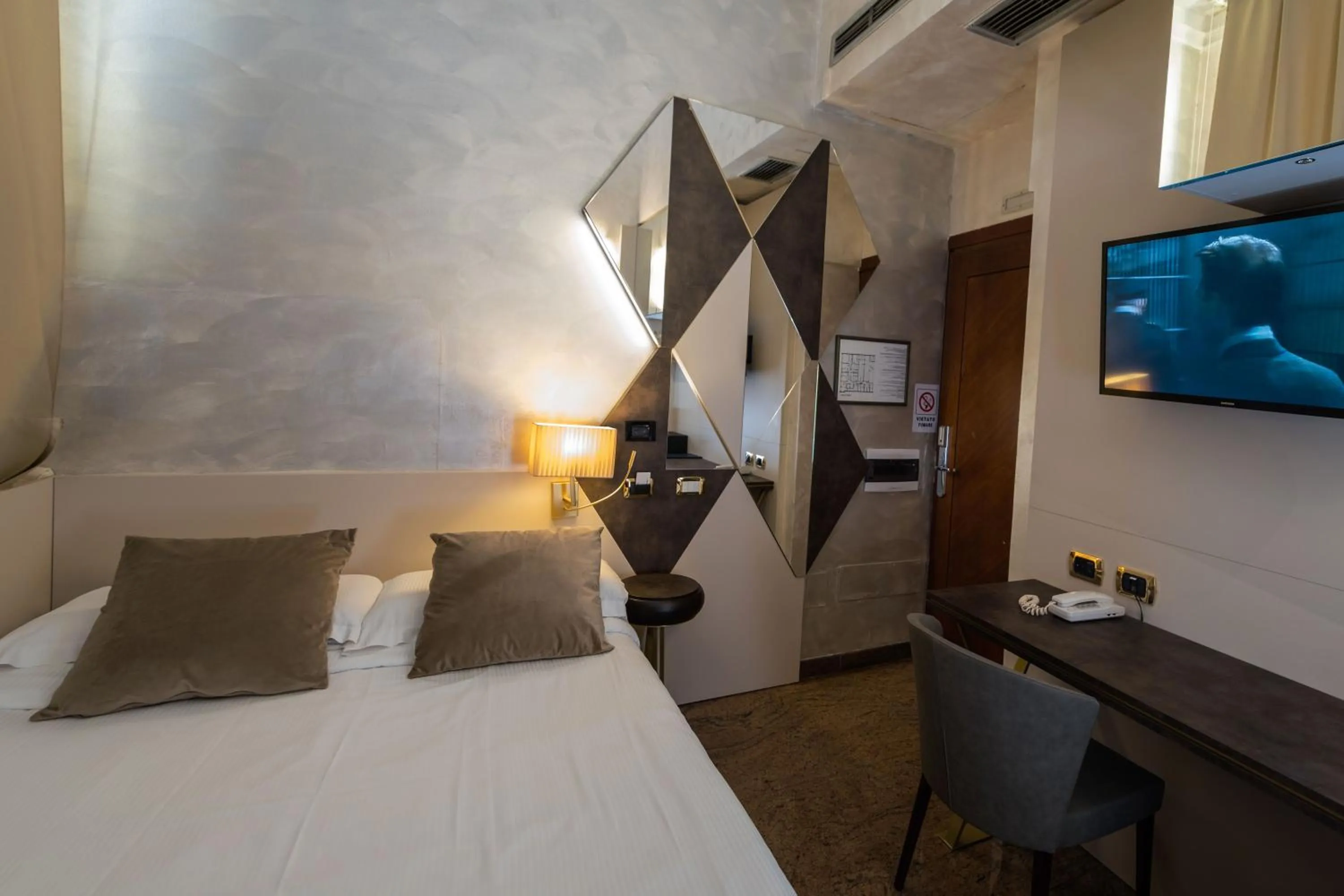 Photo of the whole room, Bed in Hotel Mythos