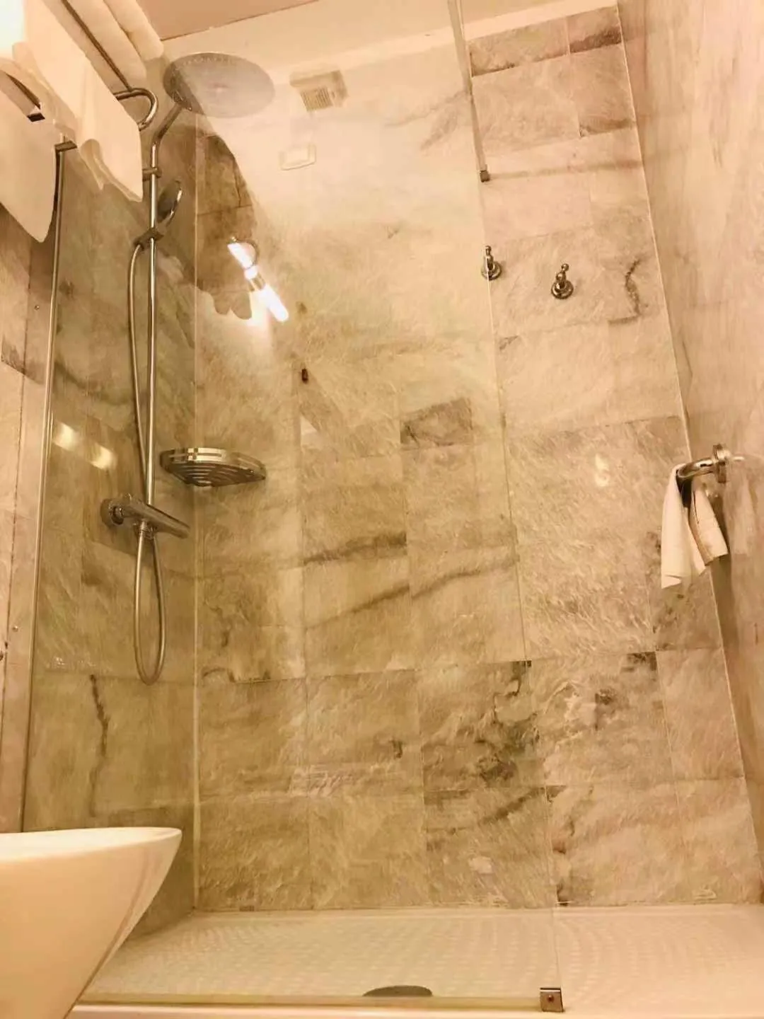 Shower in Hotel Mythos
