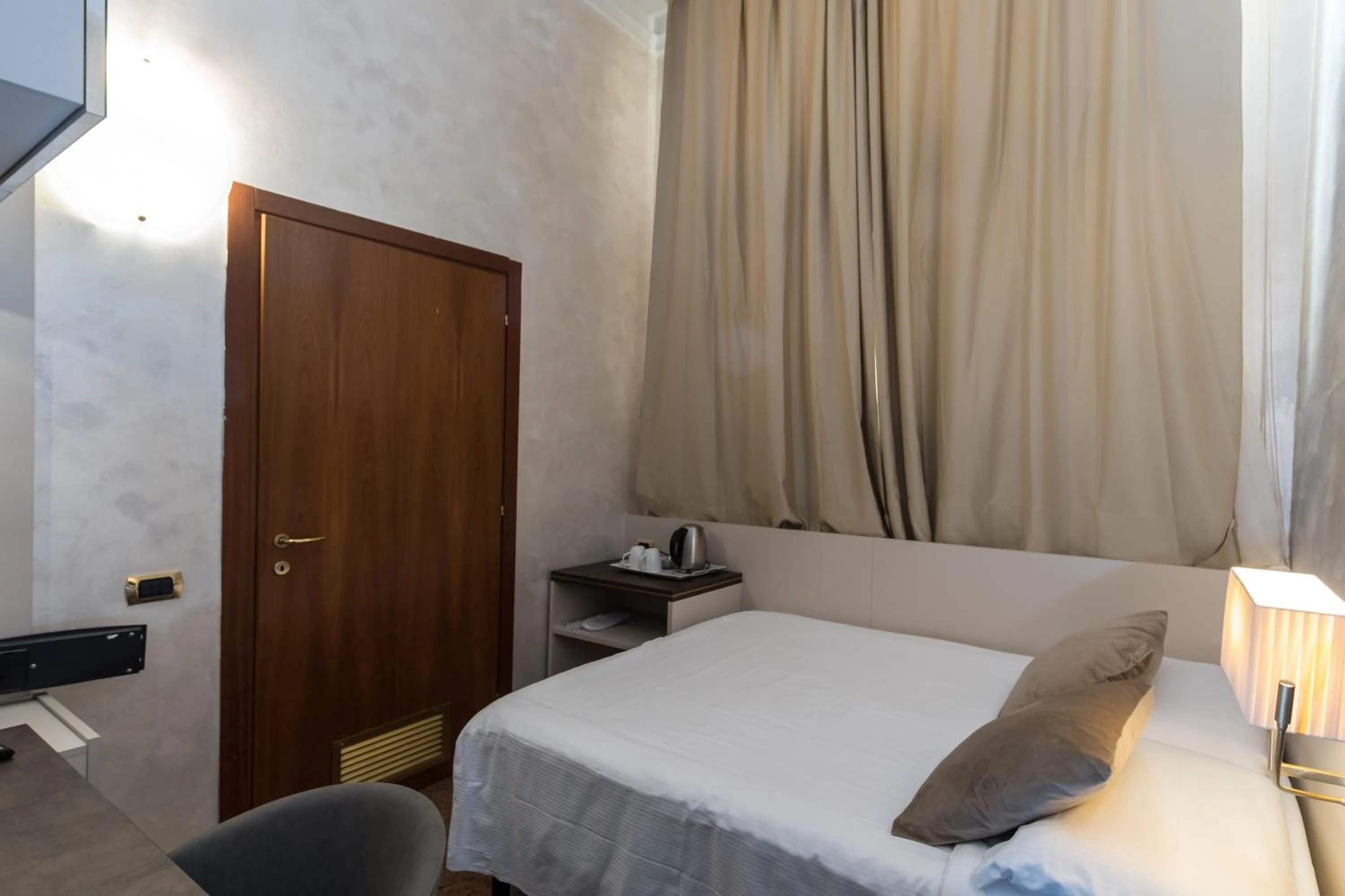 Photo of the whole room, Bed in Hotel Mythos