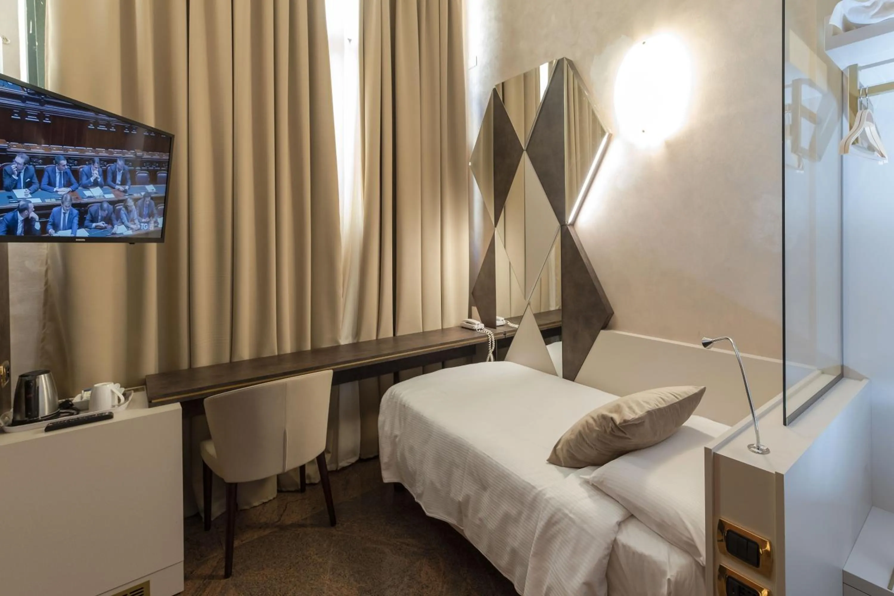 Photo of the whole room, Bed in Hotel Mythos