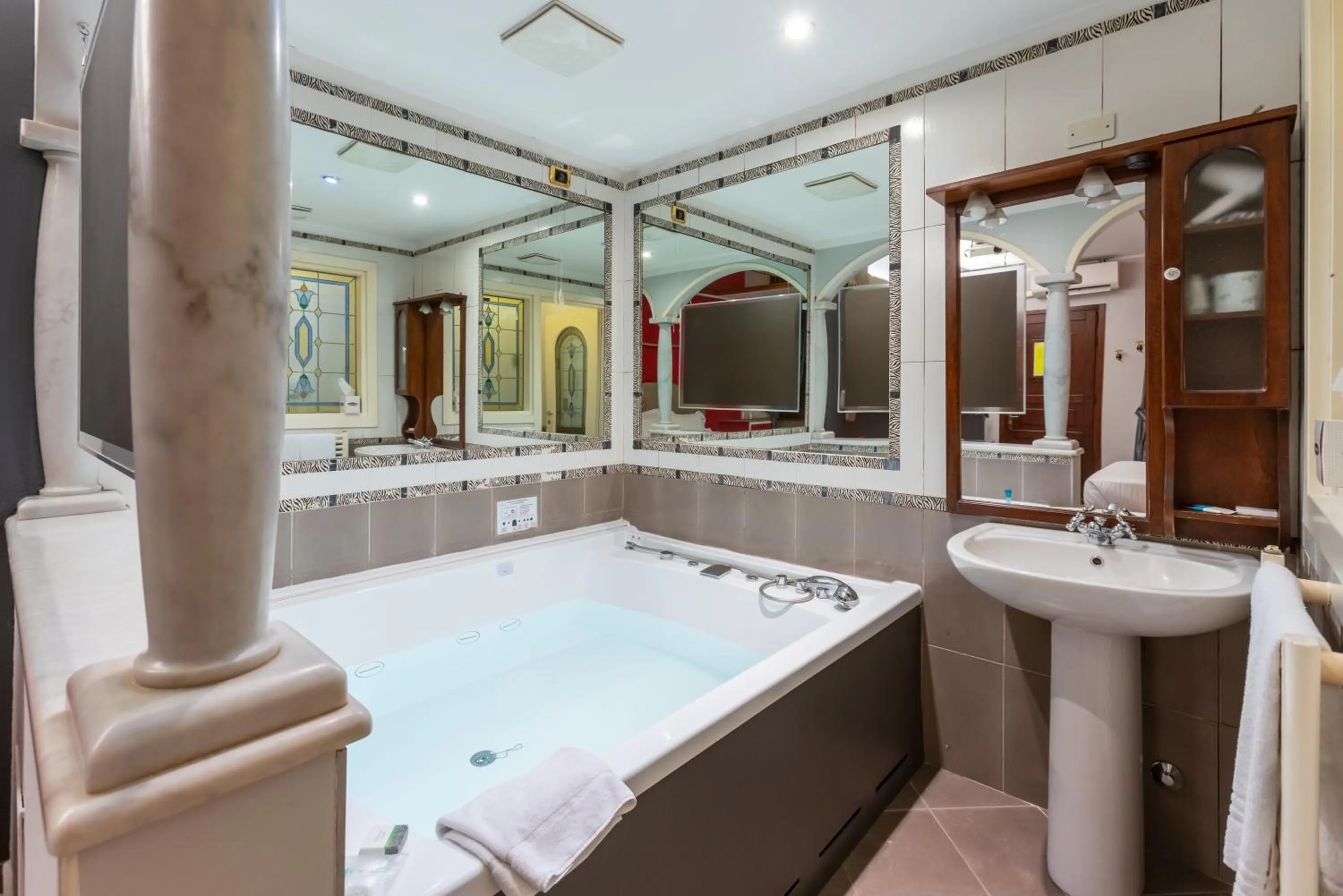 Hot Tub in Motel Hotel Charlie