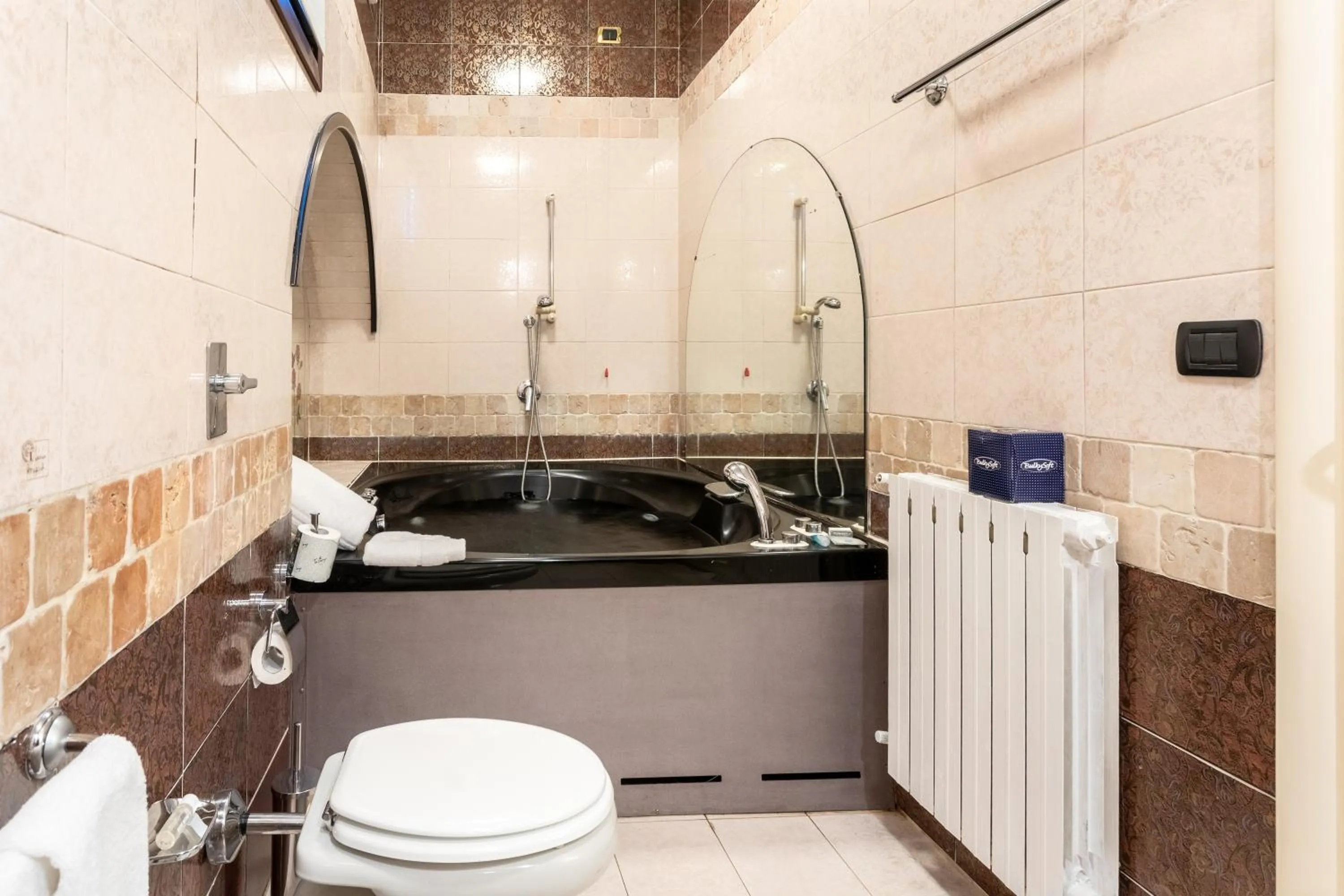 Toilet in Motel Hotel Charlie