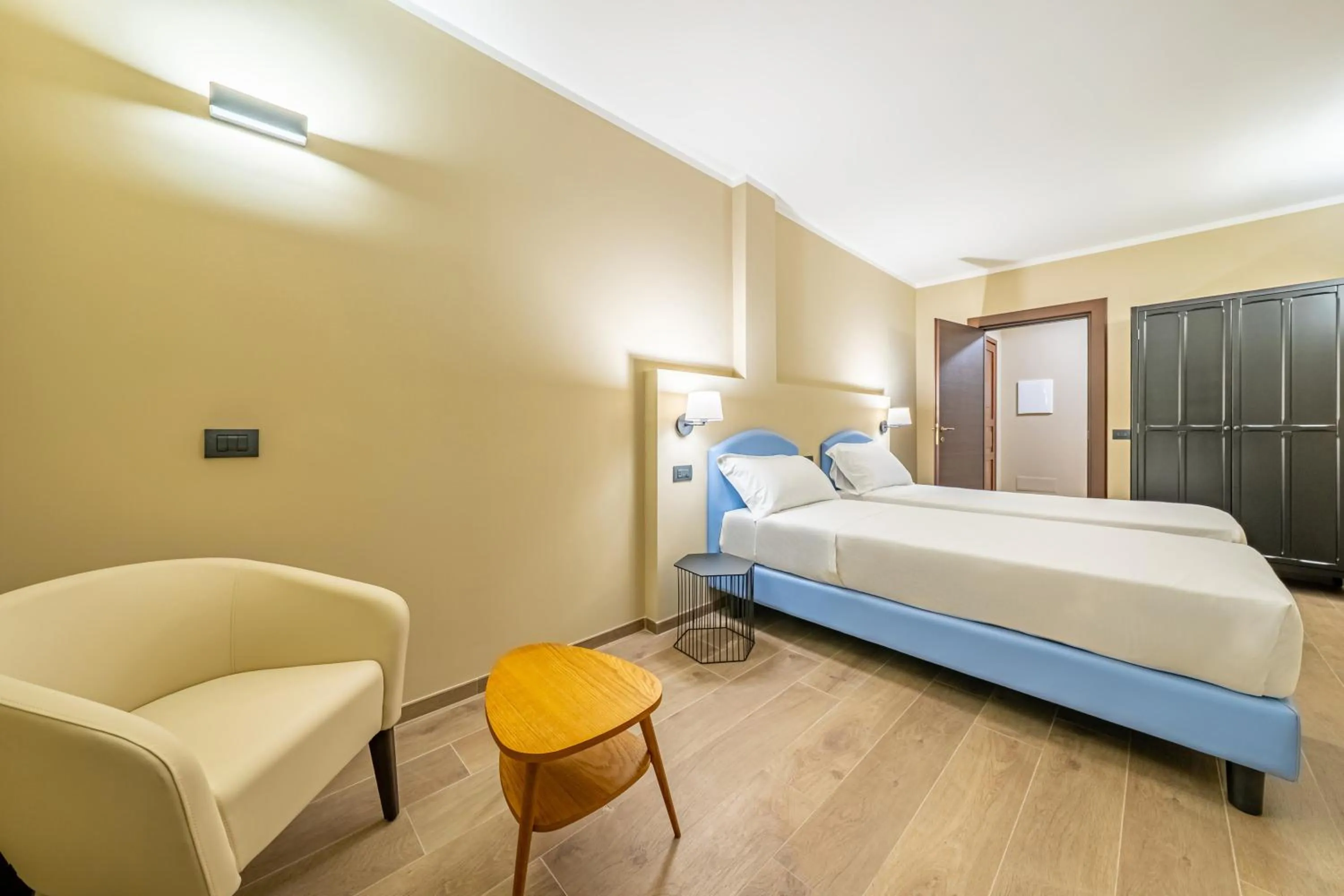 Bed in Motel Hotel Charlie