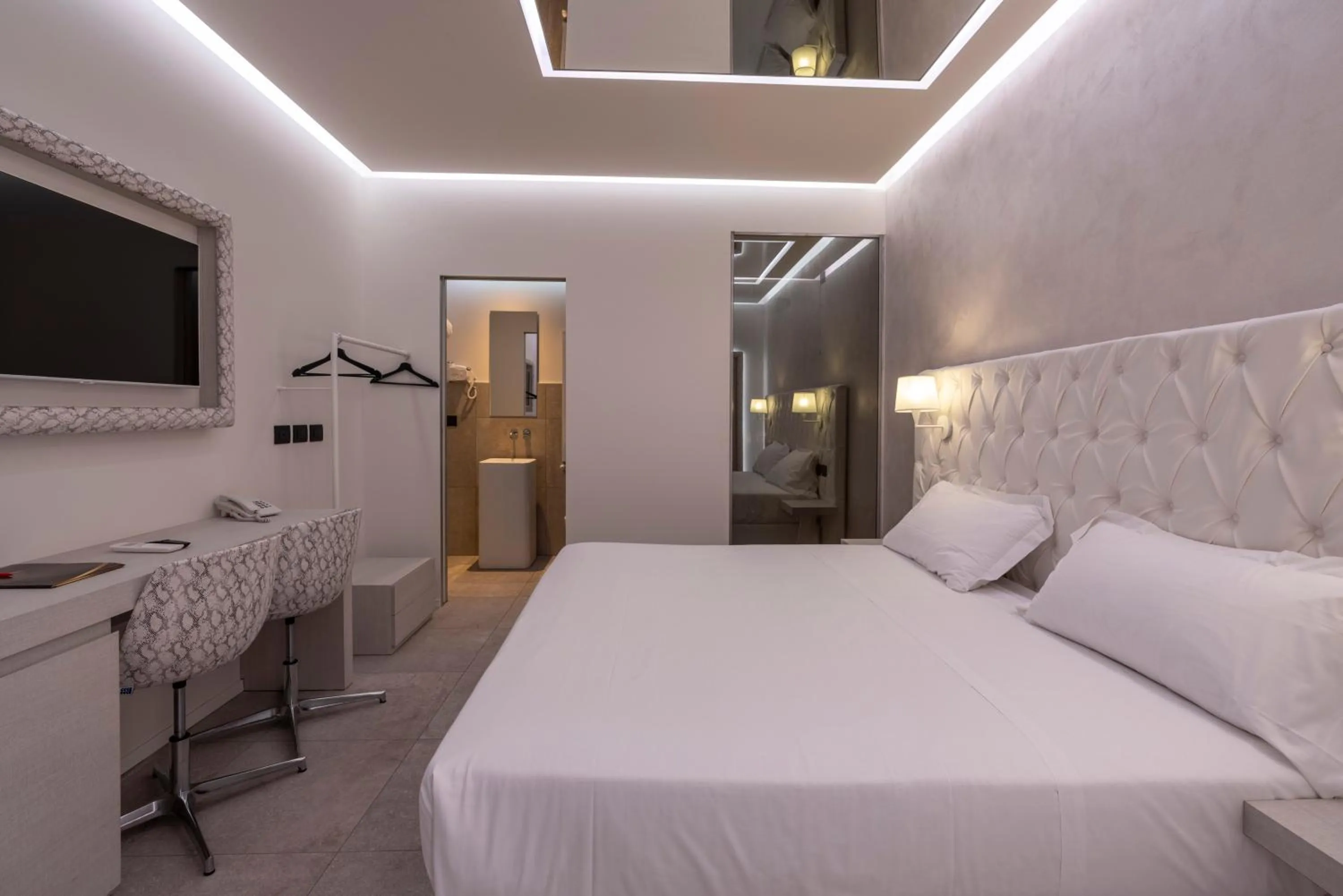 Bed in Motel Hotel Charlie