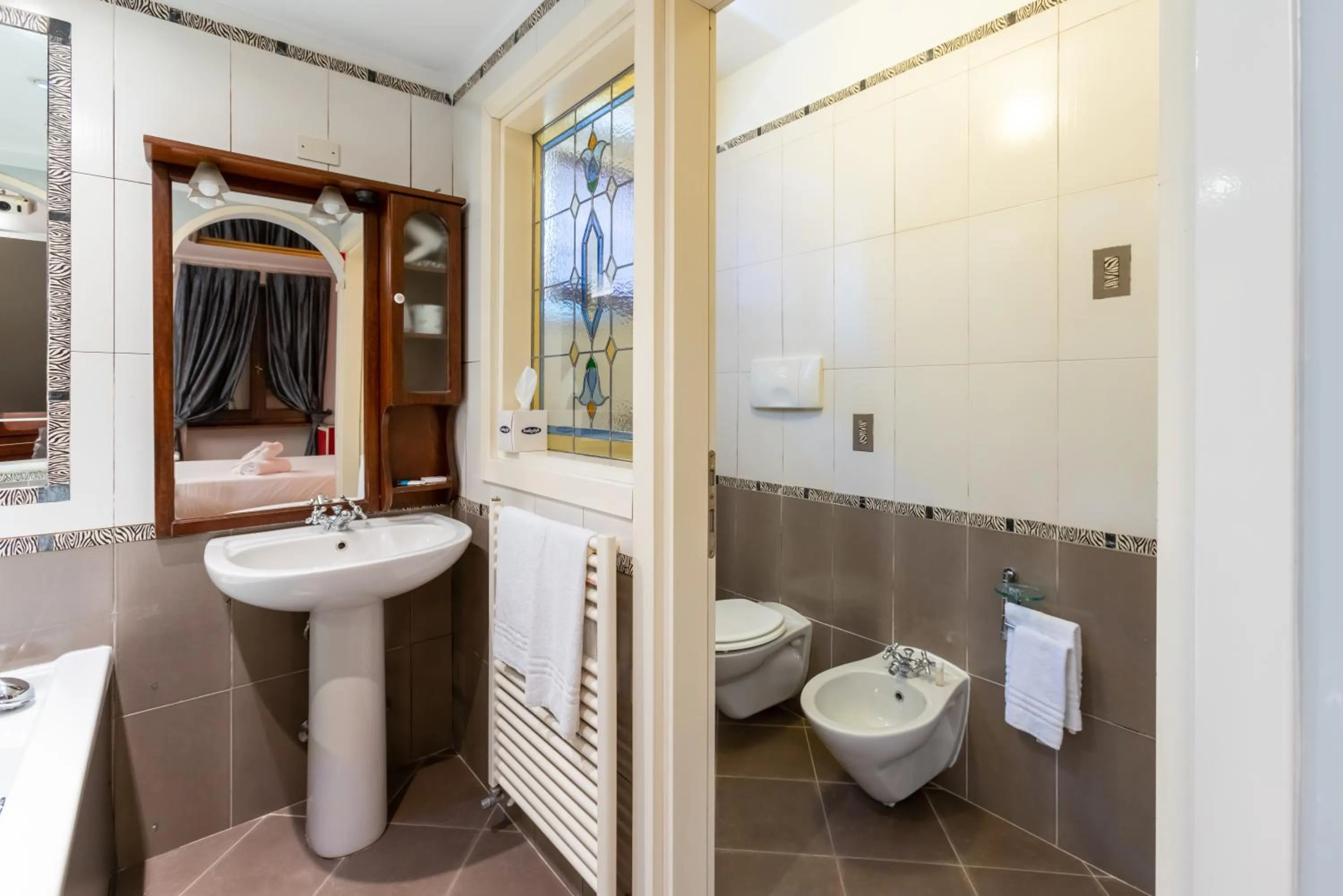 Toilet in Motel Hotel Charlie