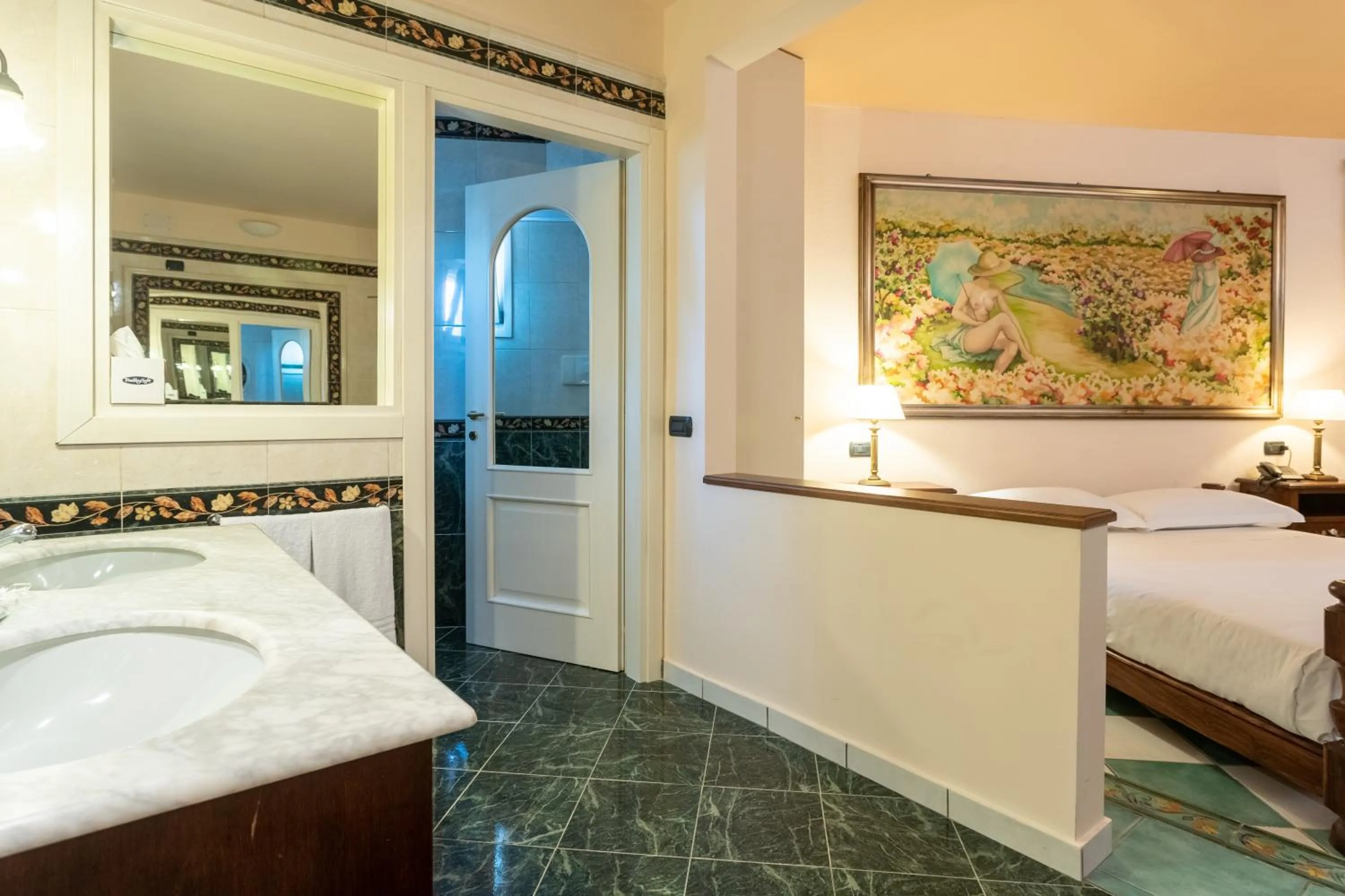 Bed in Motel Hotel Charlie