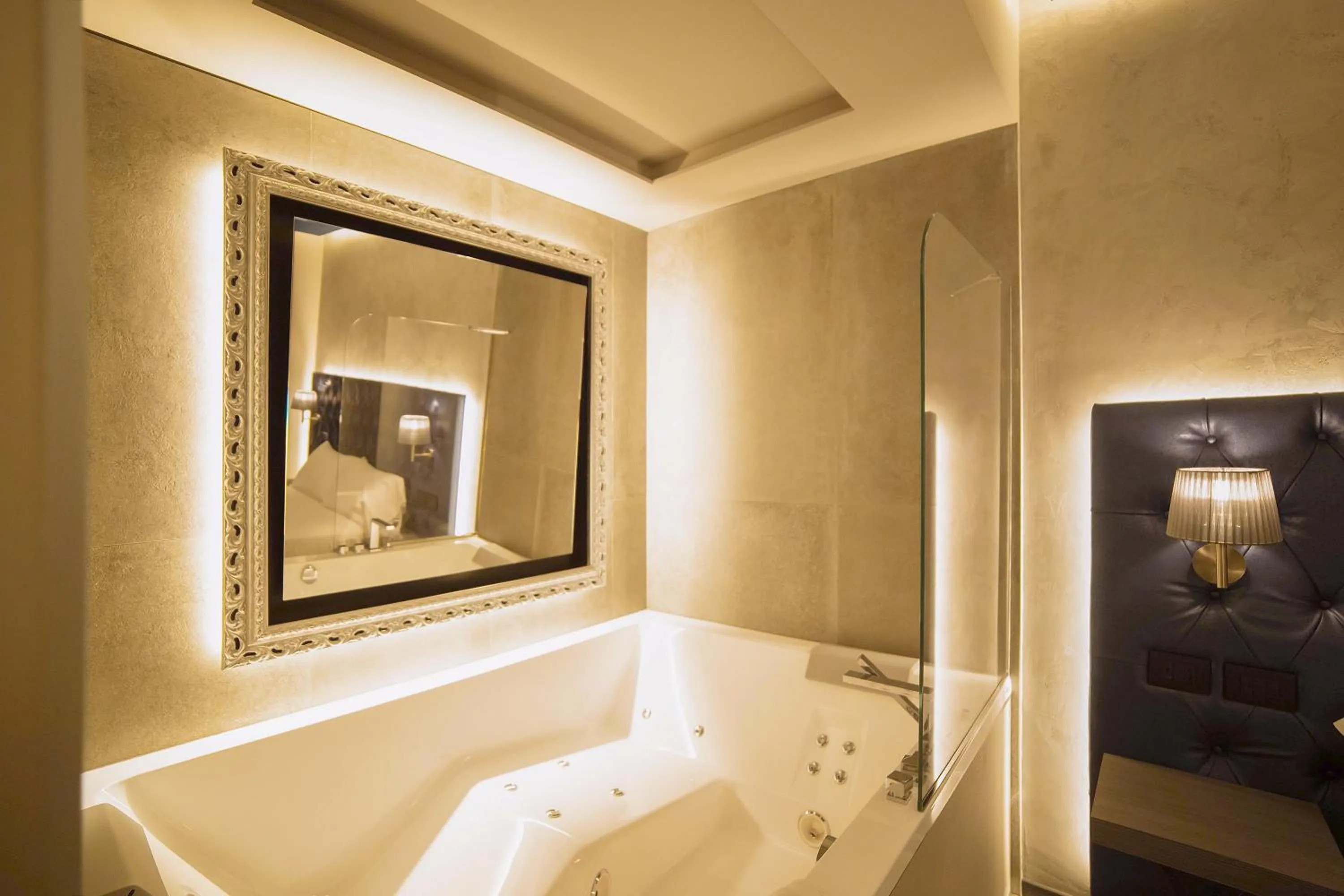 Bath in Motel Hotel Charlie