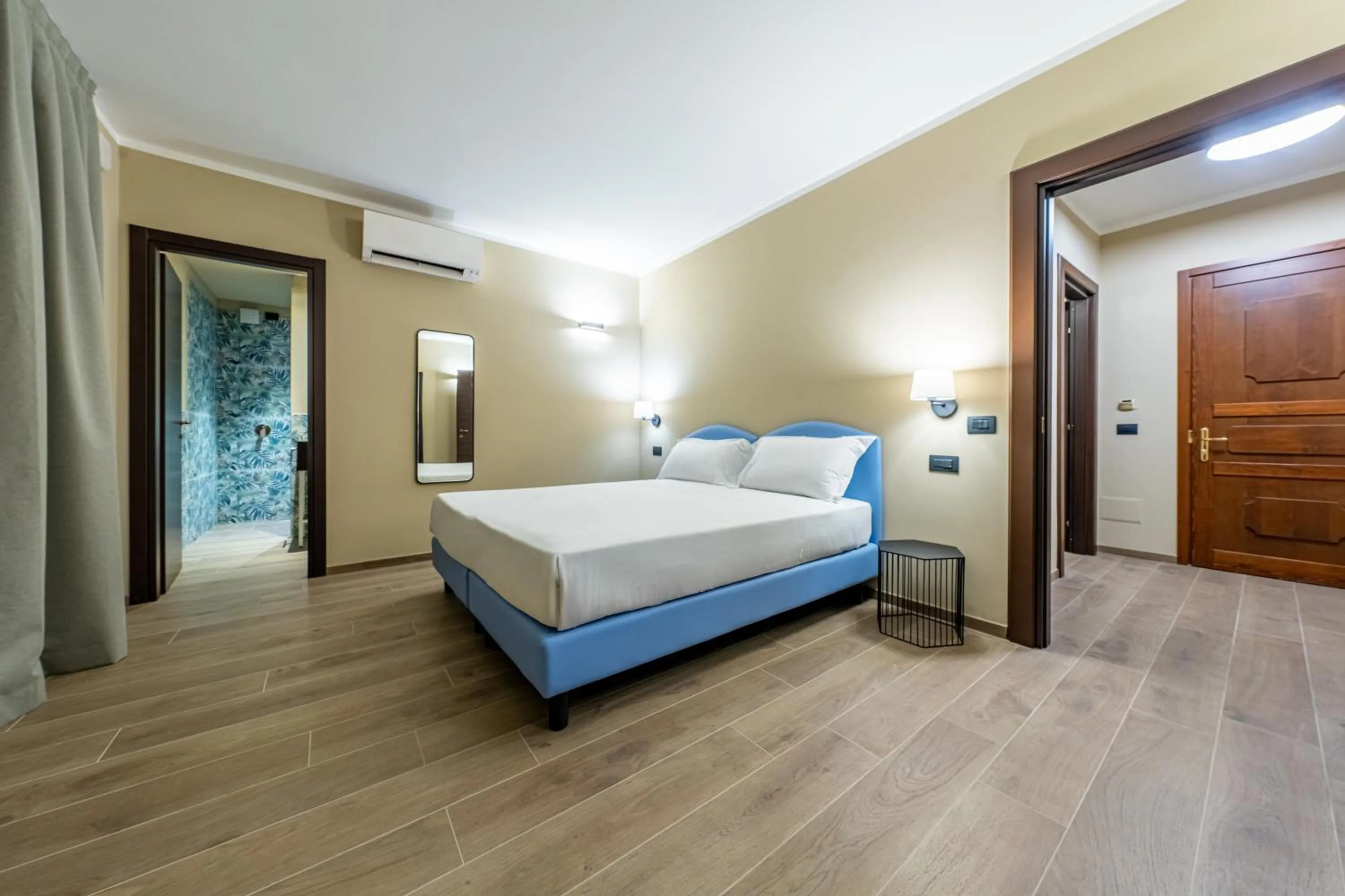 Bed in Motel Hotel Charlie