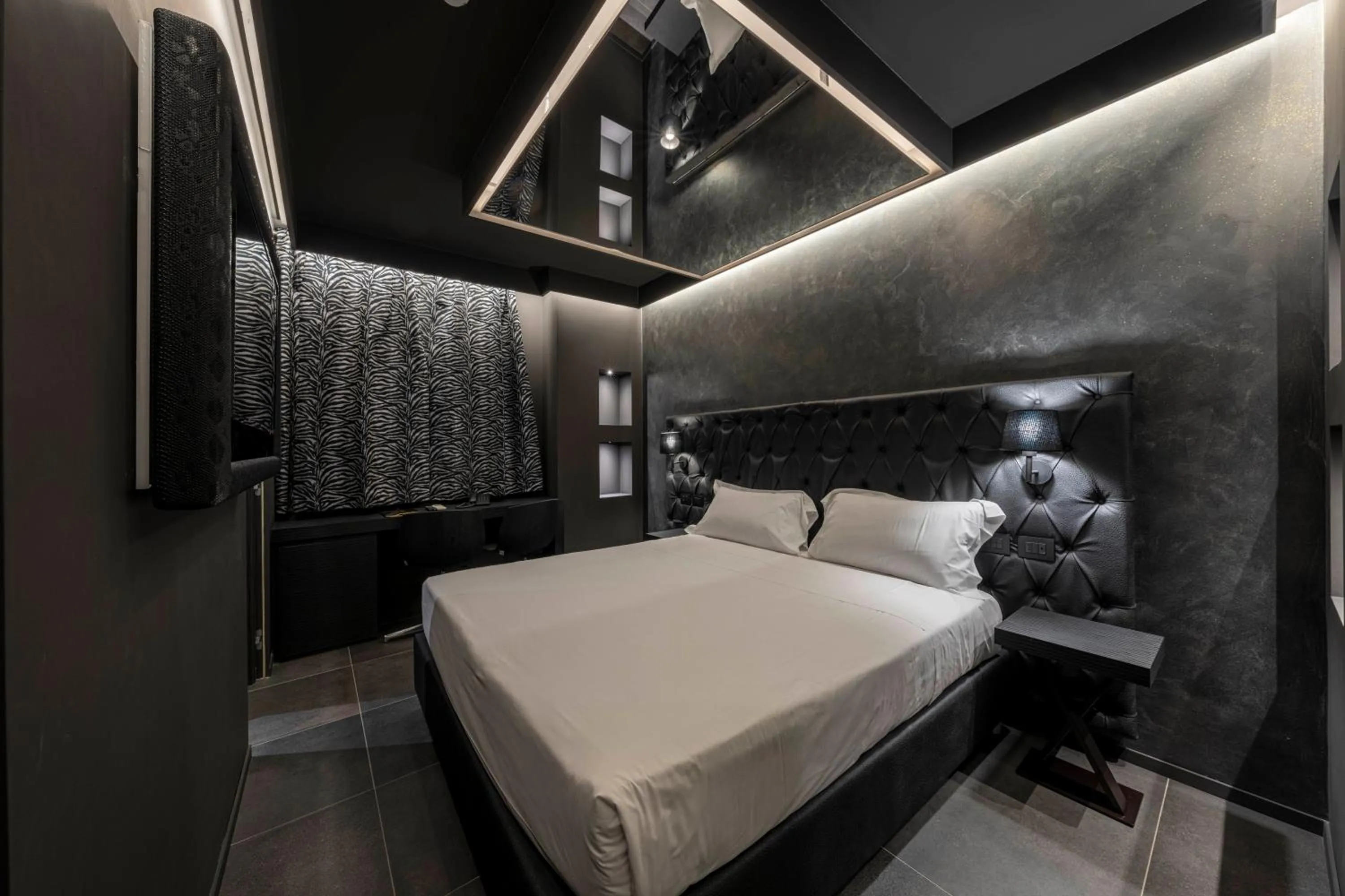 Bed in Motel Hotel Charlie