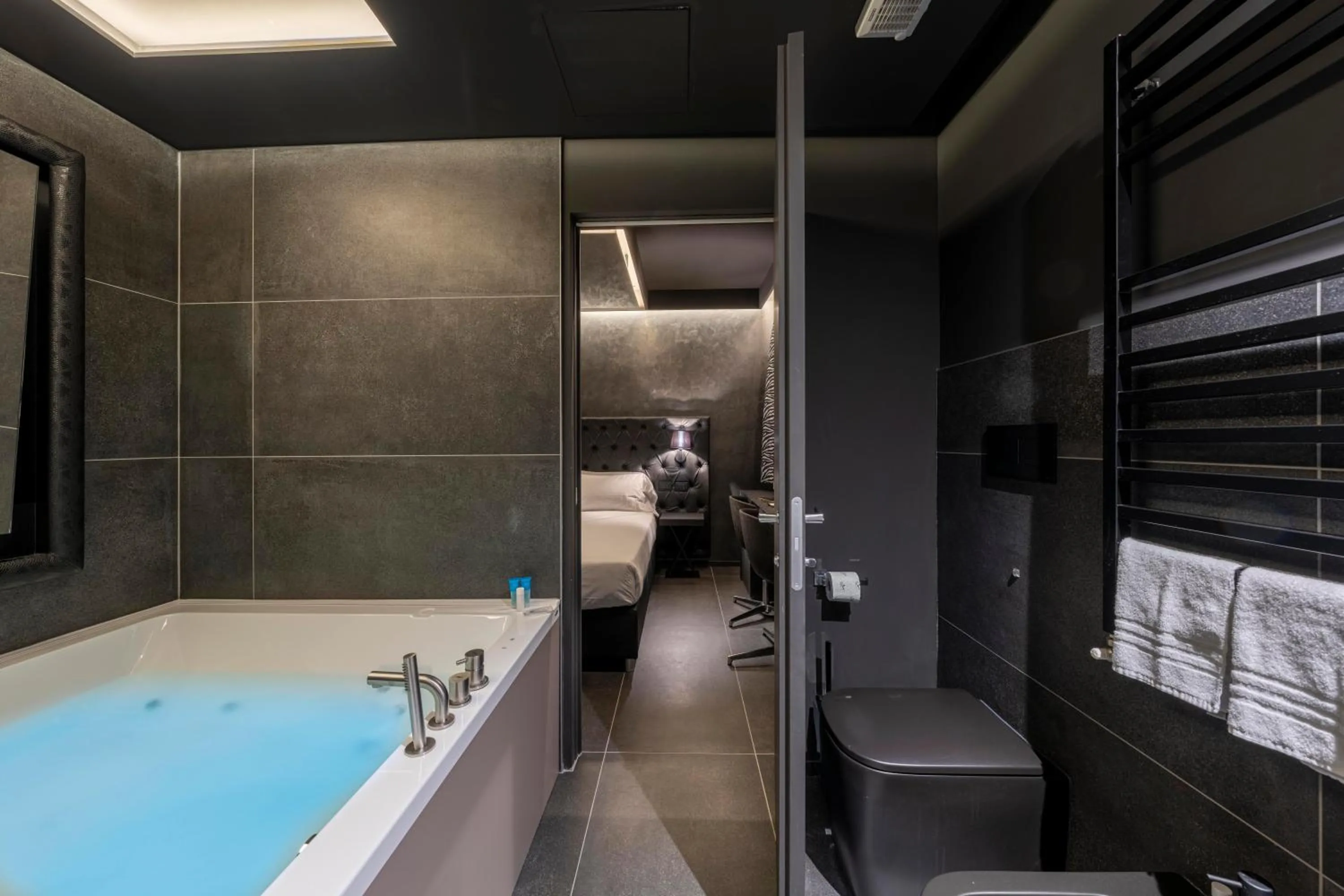 Hot Tub in Motel Hotel Charlie