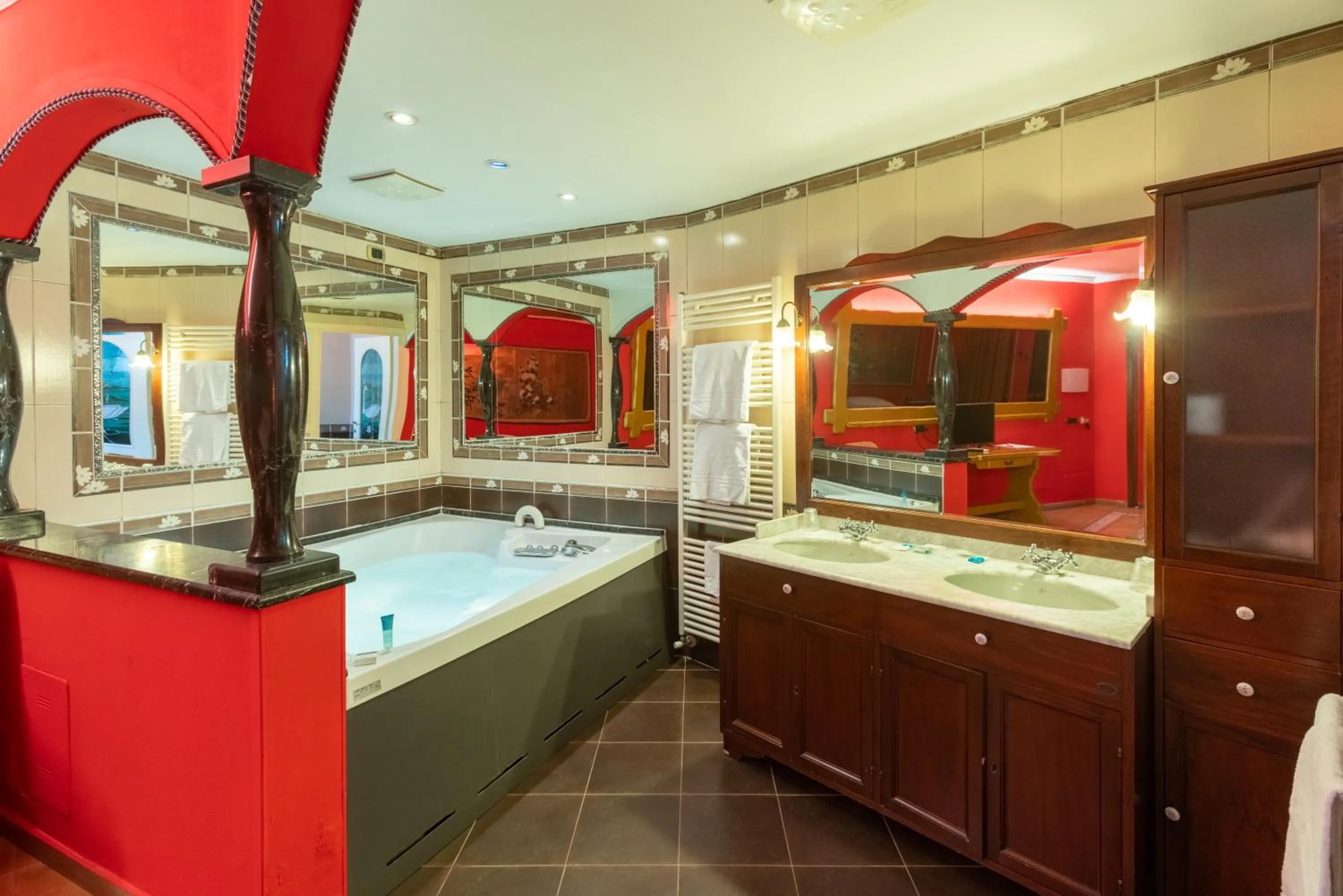 Hot Tub in Motel Hotel Charlie