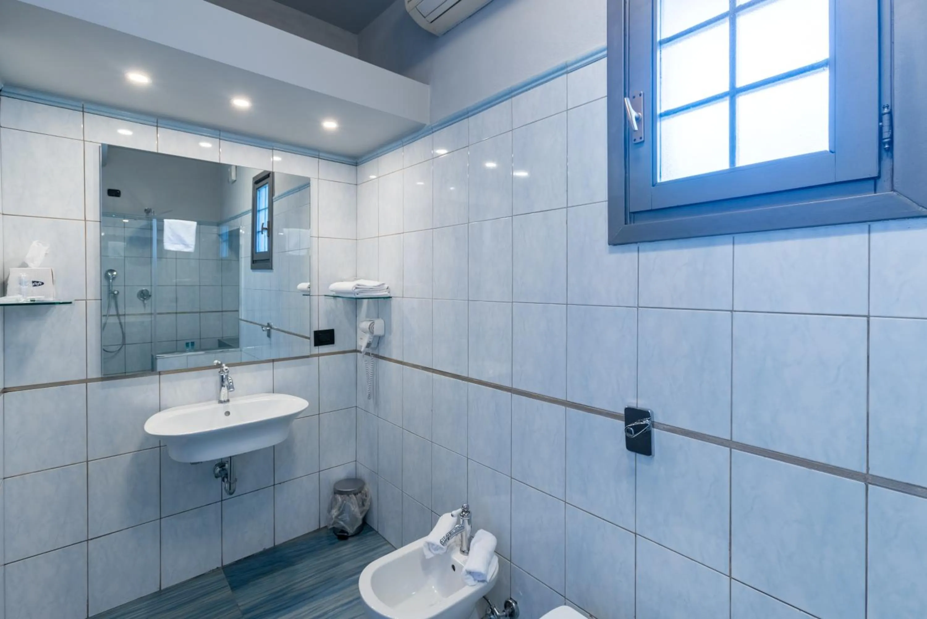 Shower in Motel Hotel Charlie