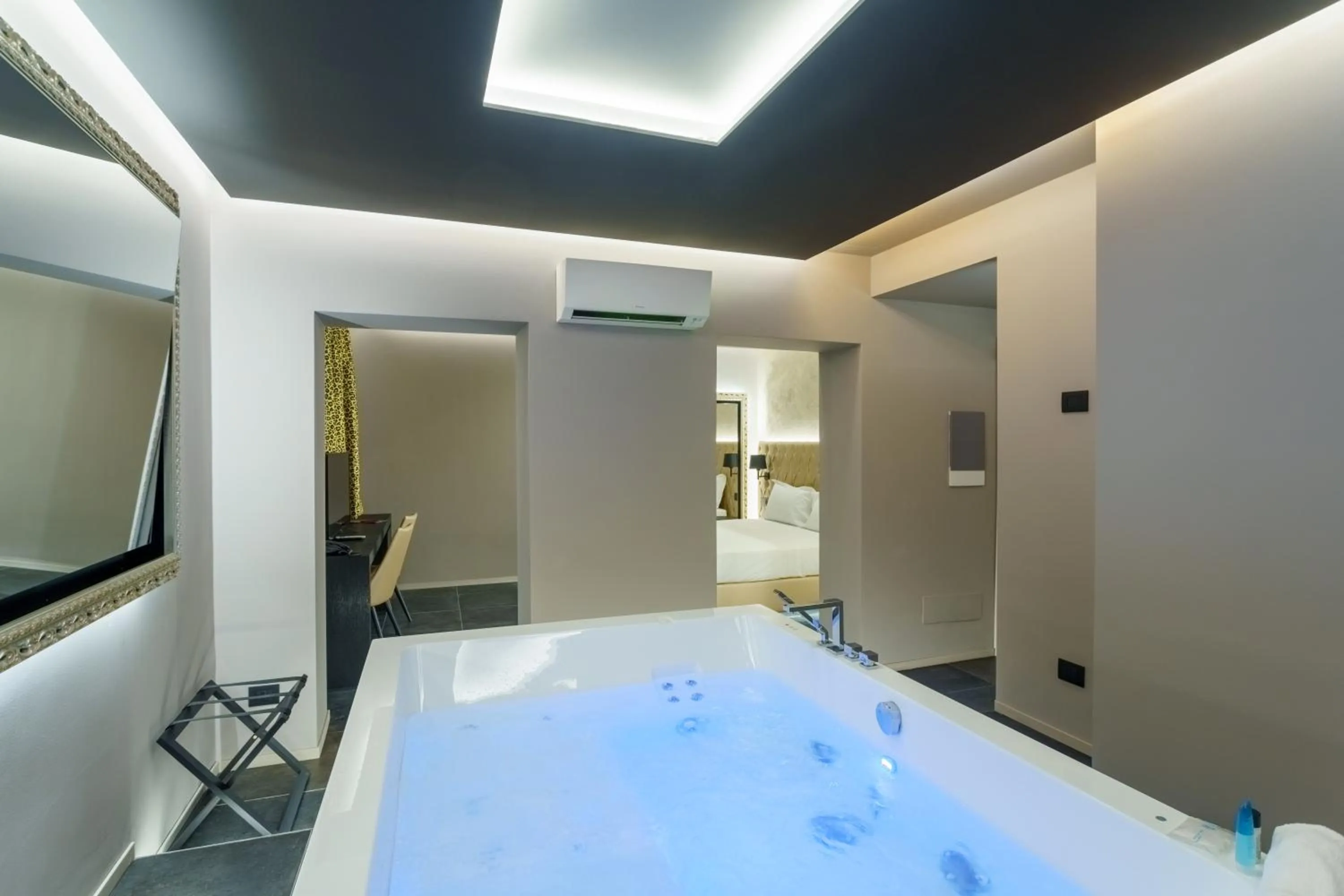 Bed in Motel Hotel Charlie