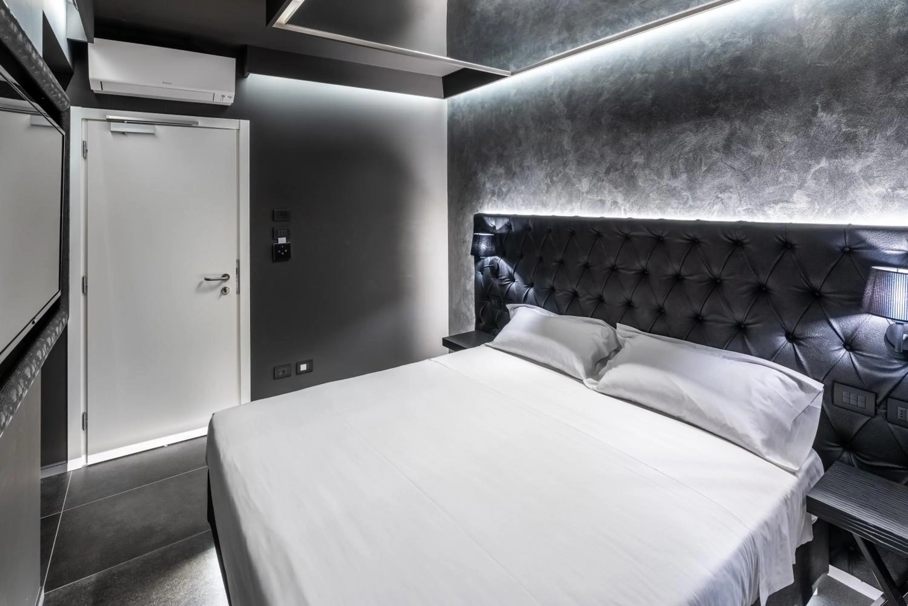 Bed in Motel Hotel Charlie