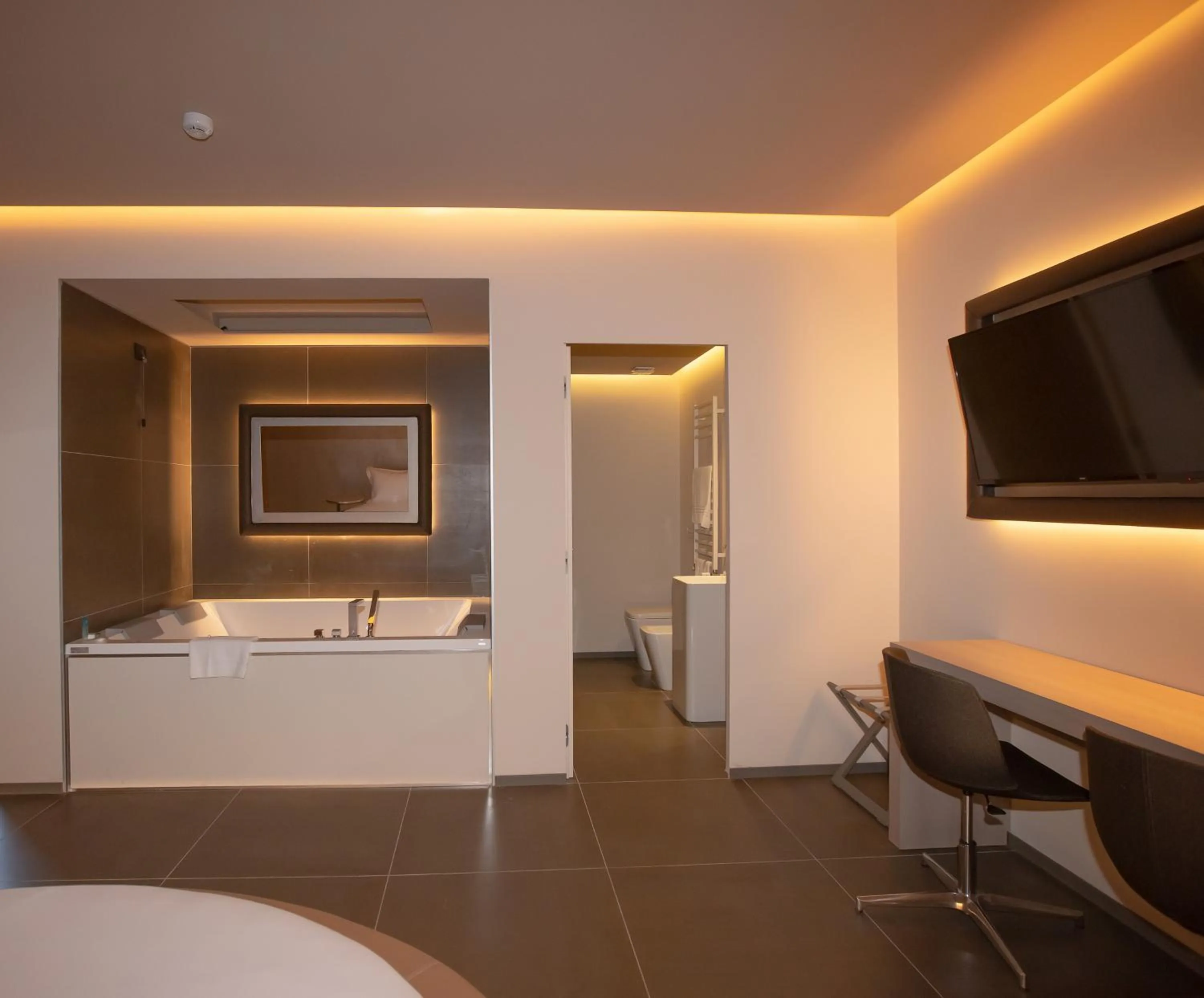 Hot Tub in Motel Hotel Charlie