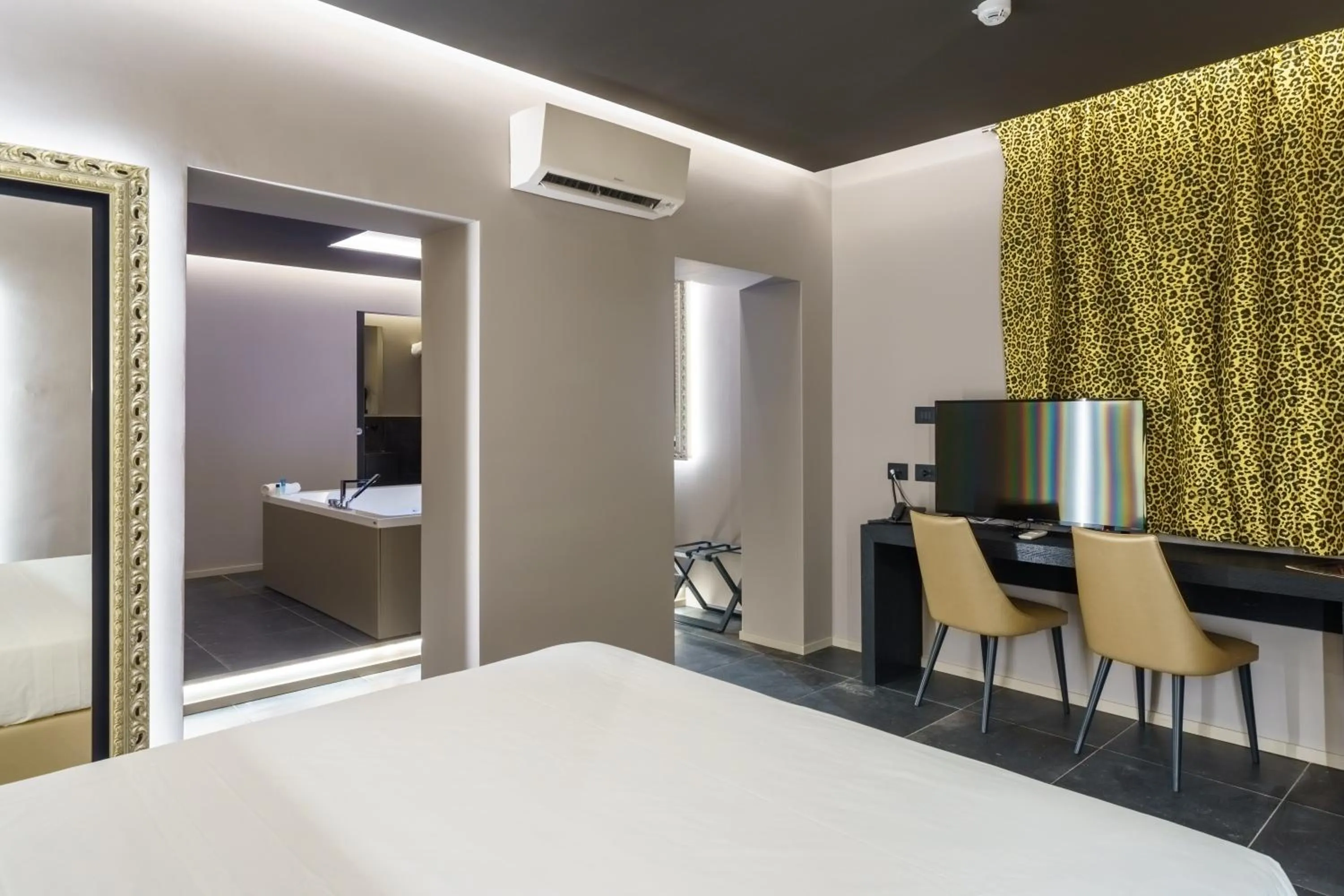 Bed in Motel Hotel Charlie