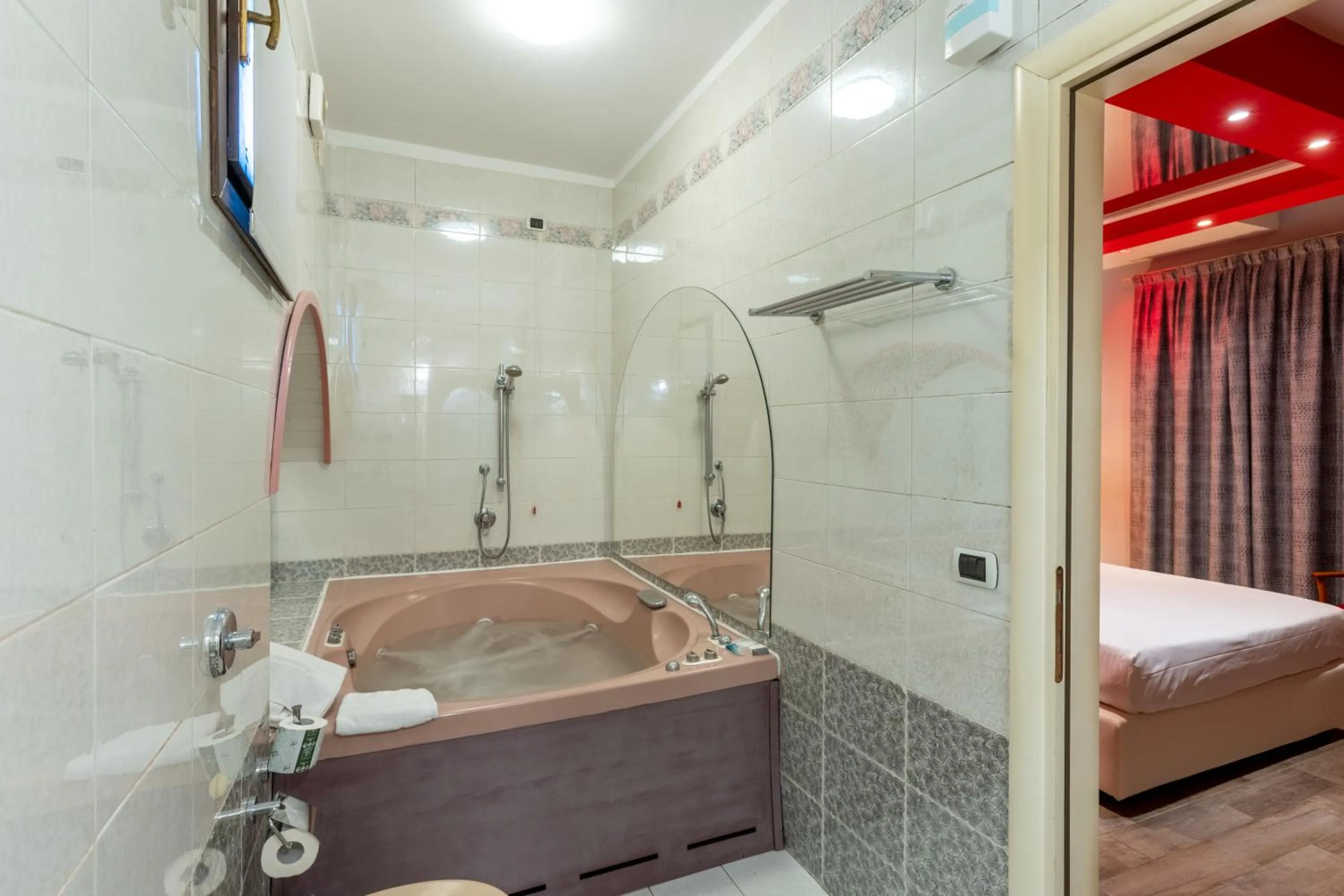 Hot Tub, Bed in Motel Hotel Charlie