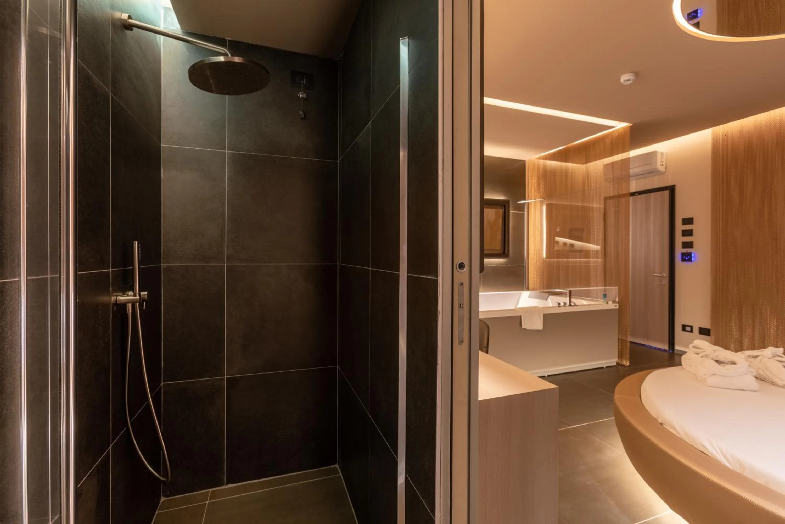 Shower in Motel Hotel Charlie