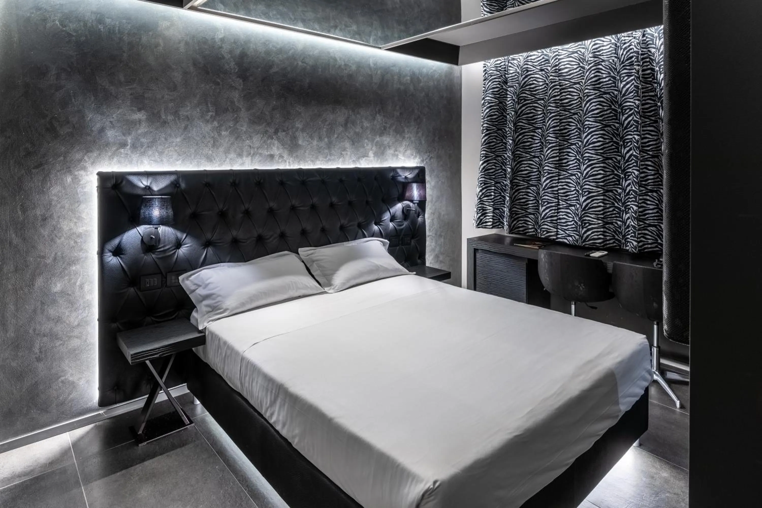 Bed in Motel Hotel Charlie