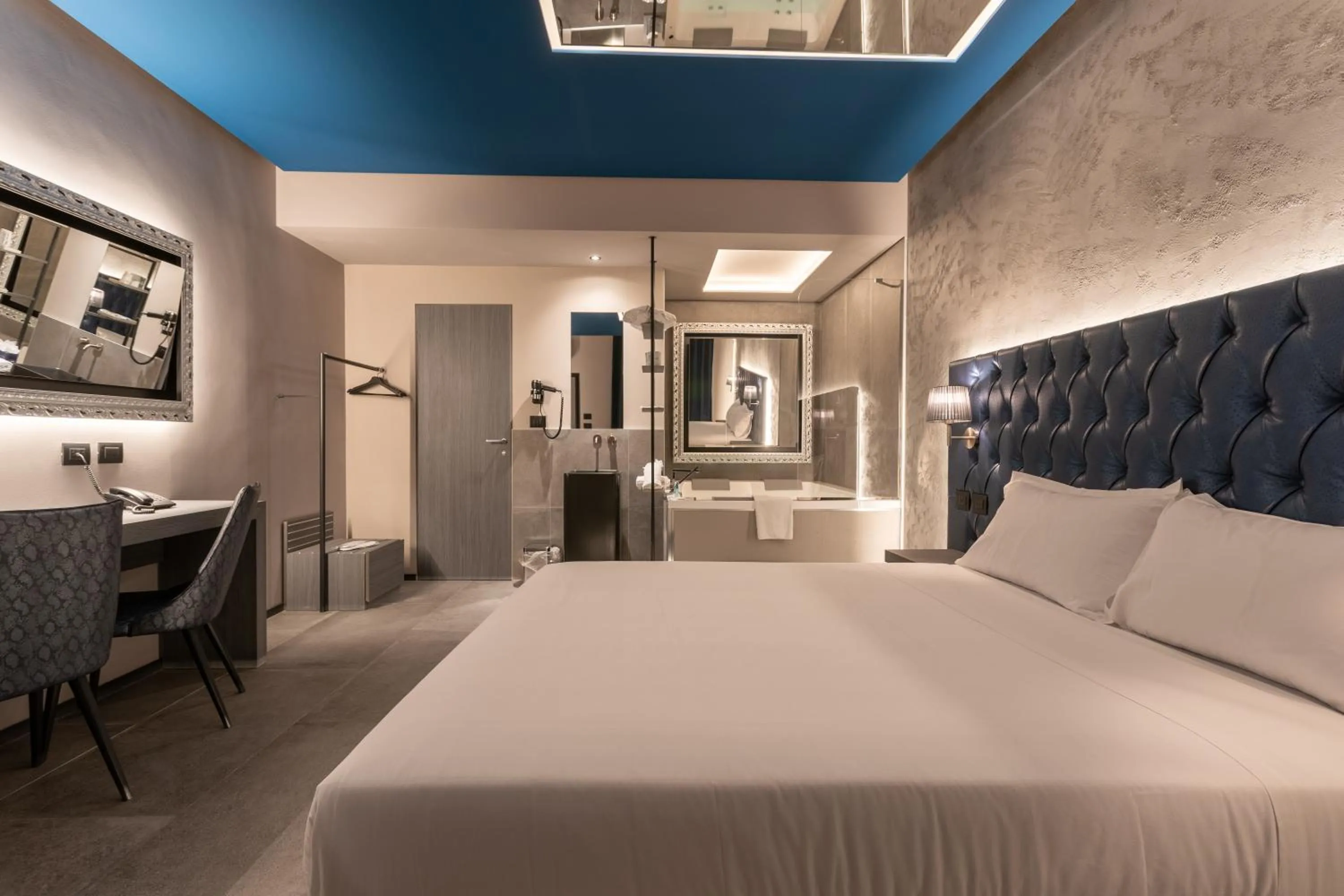 Bed in Motel Hotel Charlie