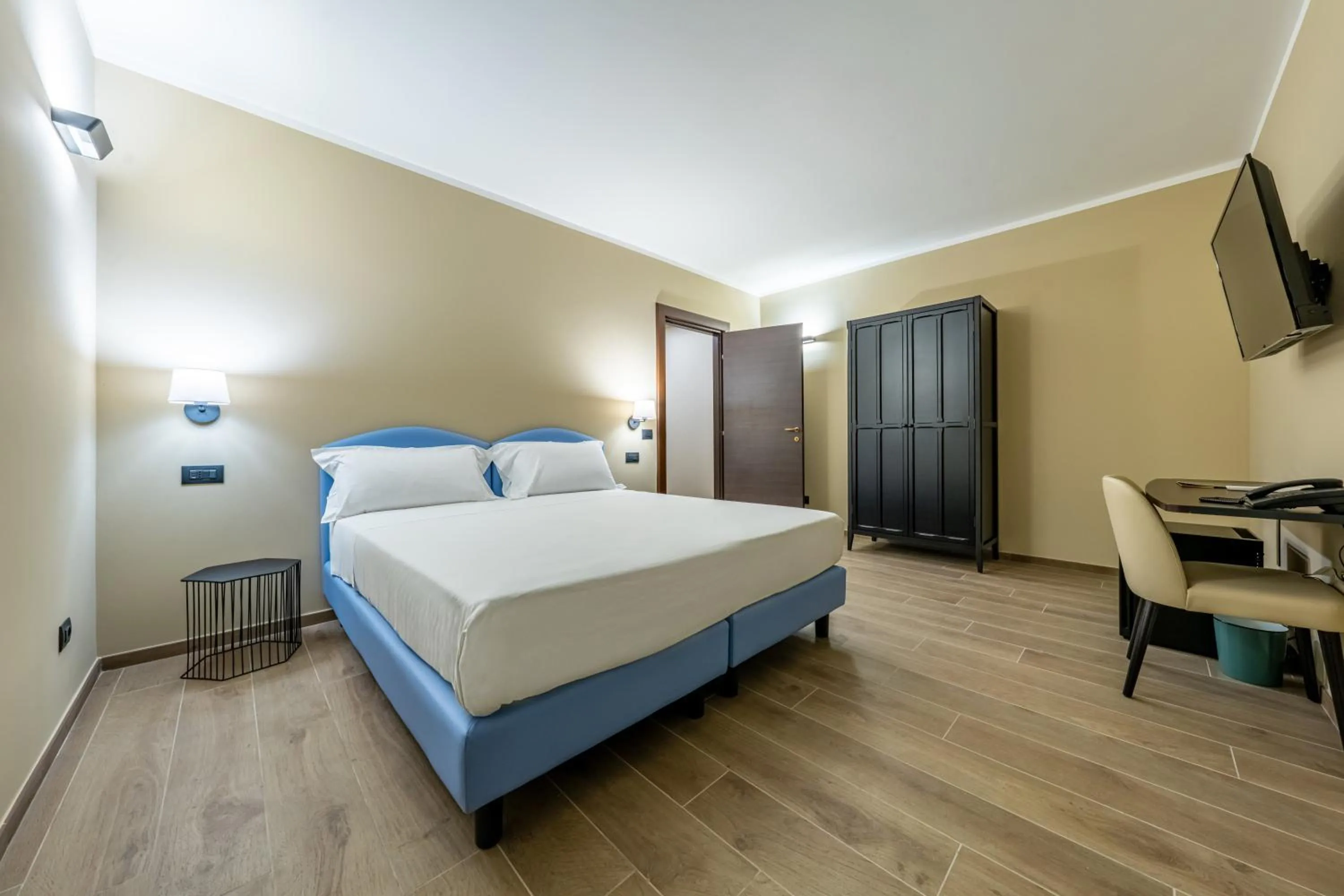 Bed in Motel Hotel Charlie