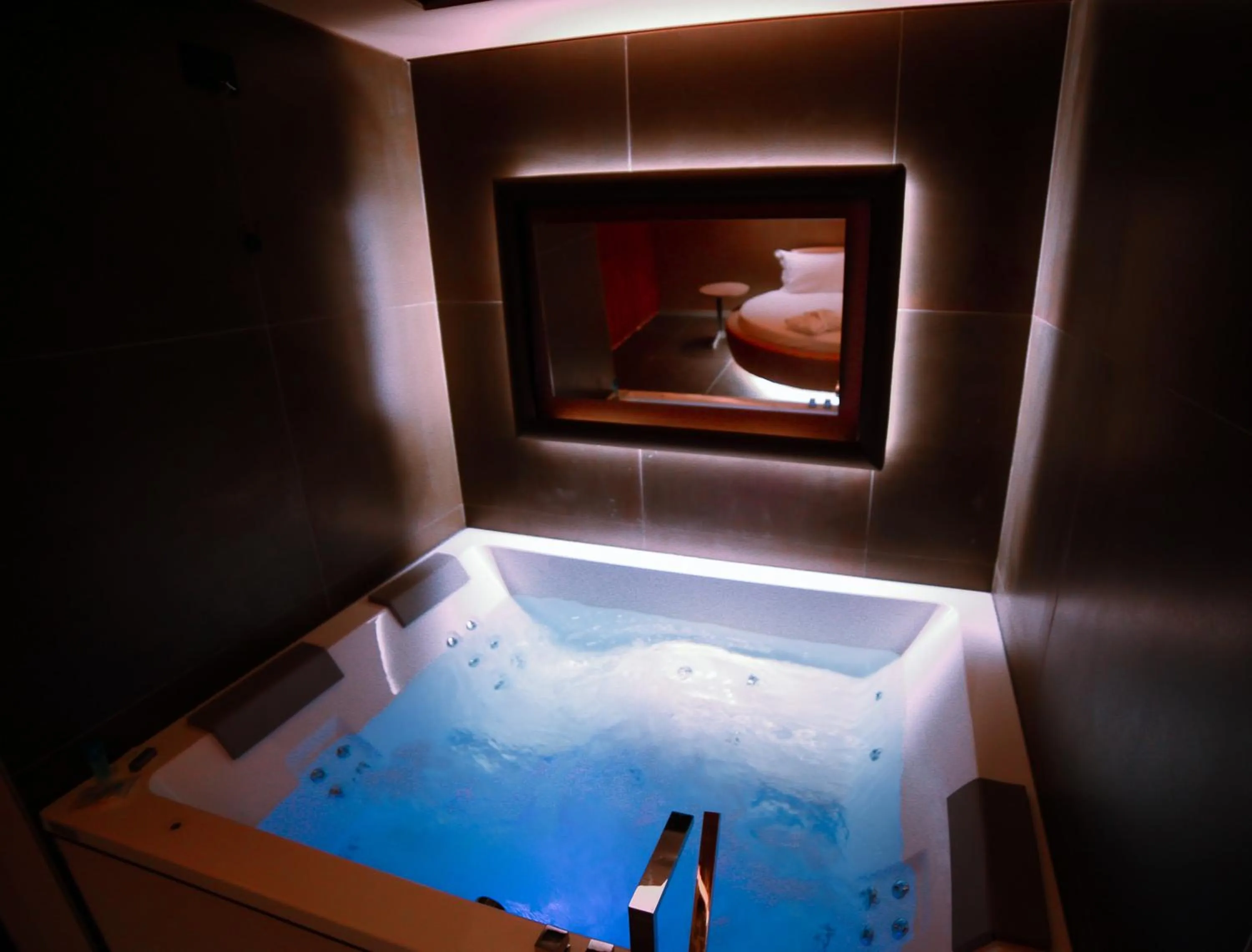 Hot Tub in Motel Hotel Charlie