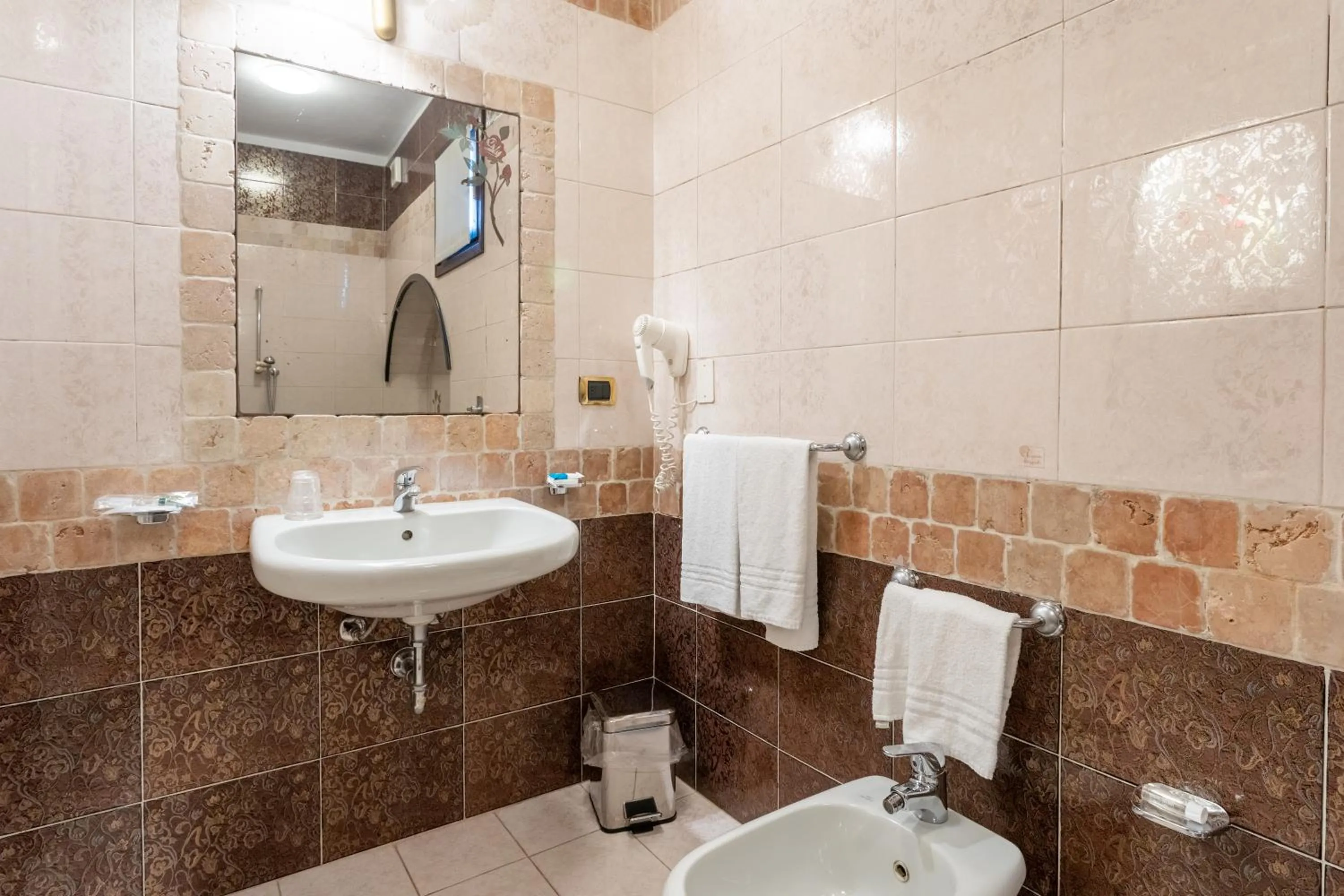 Toilet in Motel Hotel Charlie