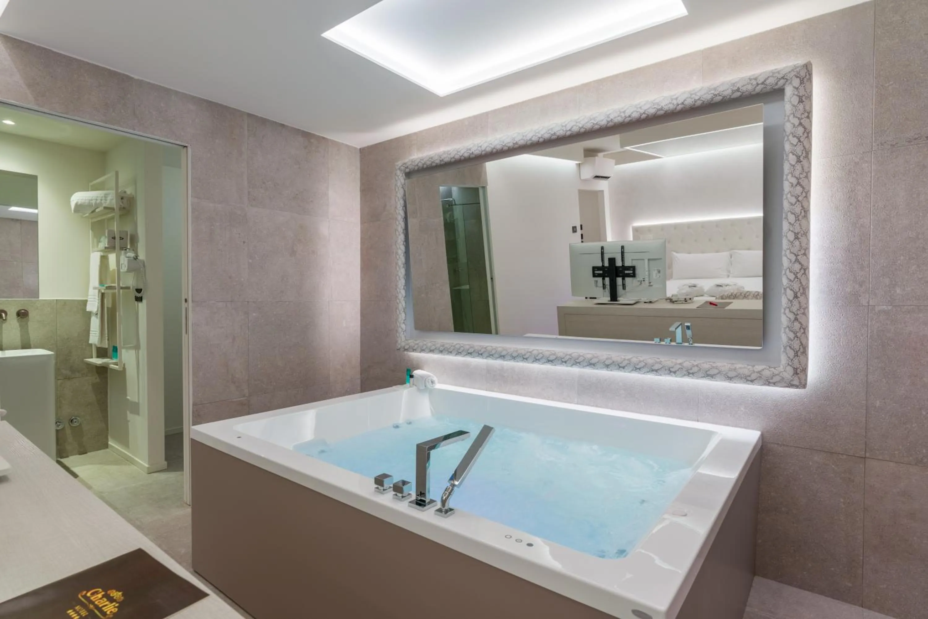 Hot Tub in Motel Hotel Charlie