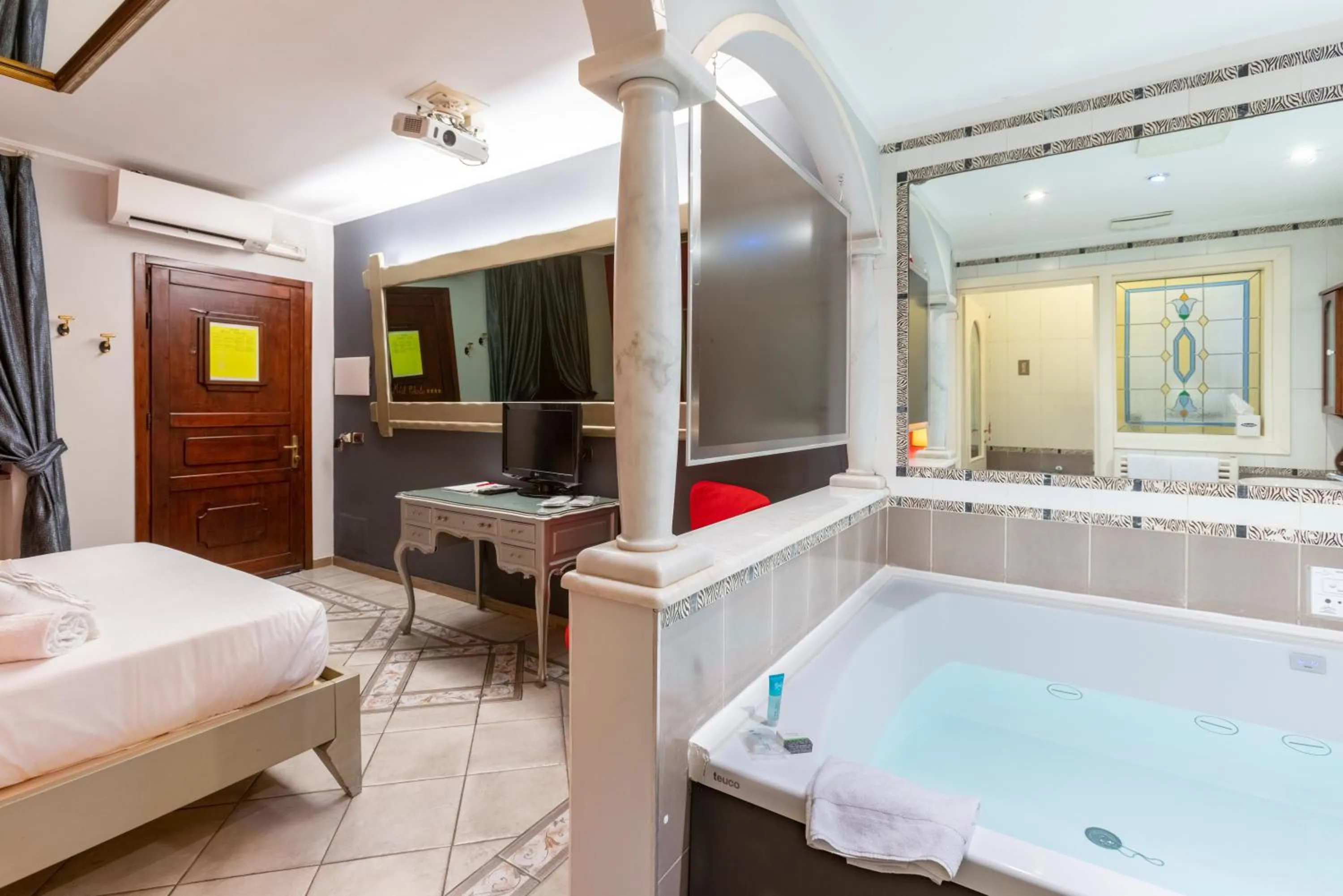 Bed in Motel Hotel Charlie