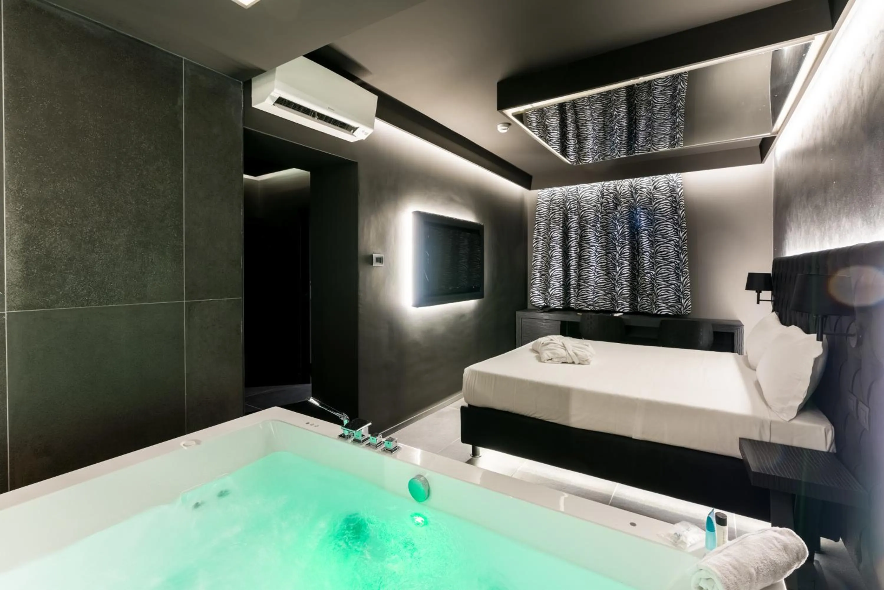 Bed in Motel Hotel Charlie