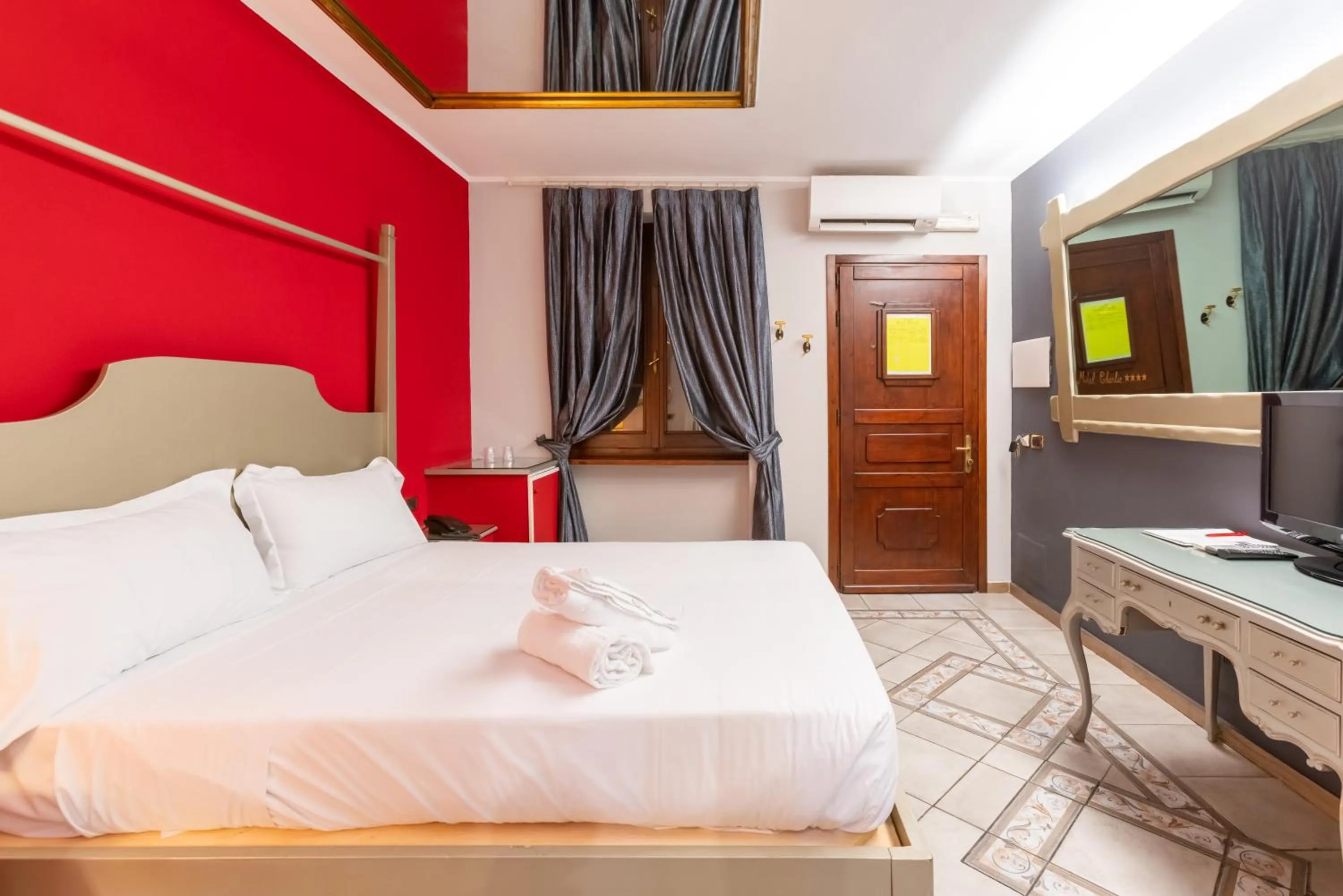 Bed in Motel Hotel Charlie