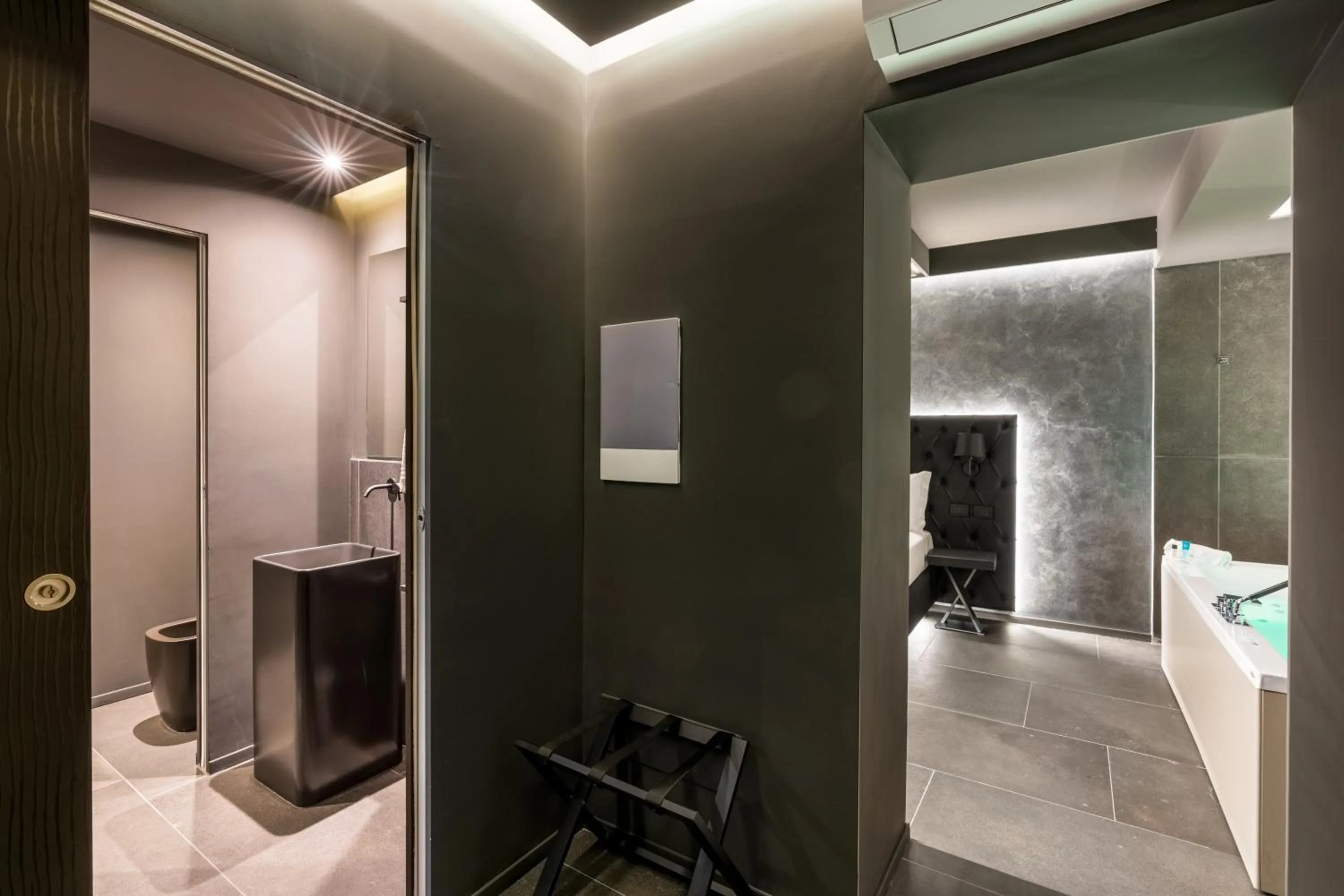 Shower in Motel Hotel Charlie